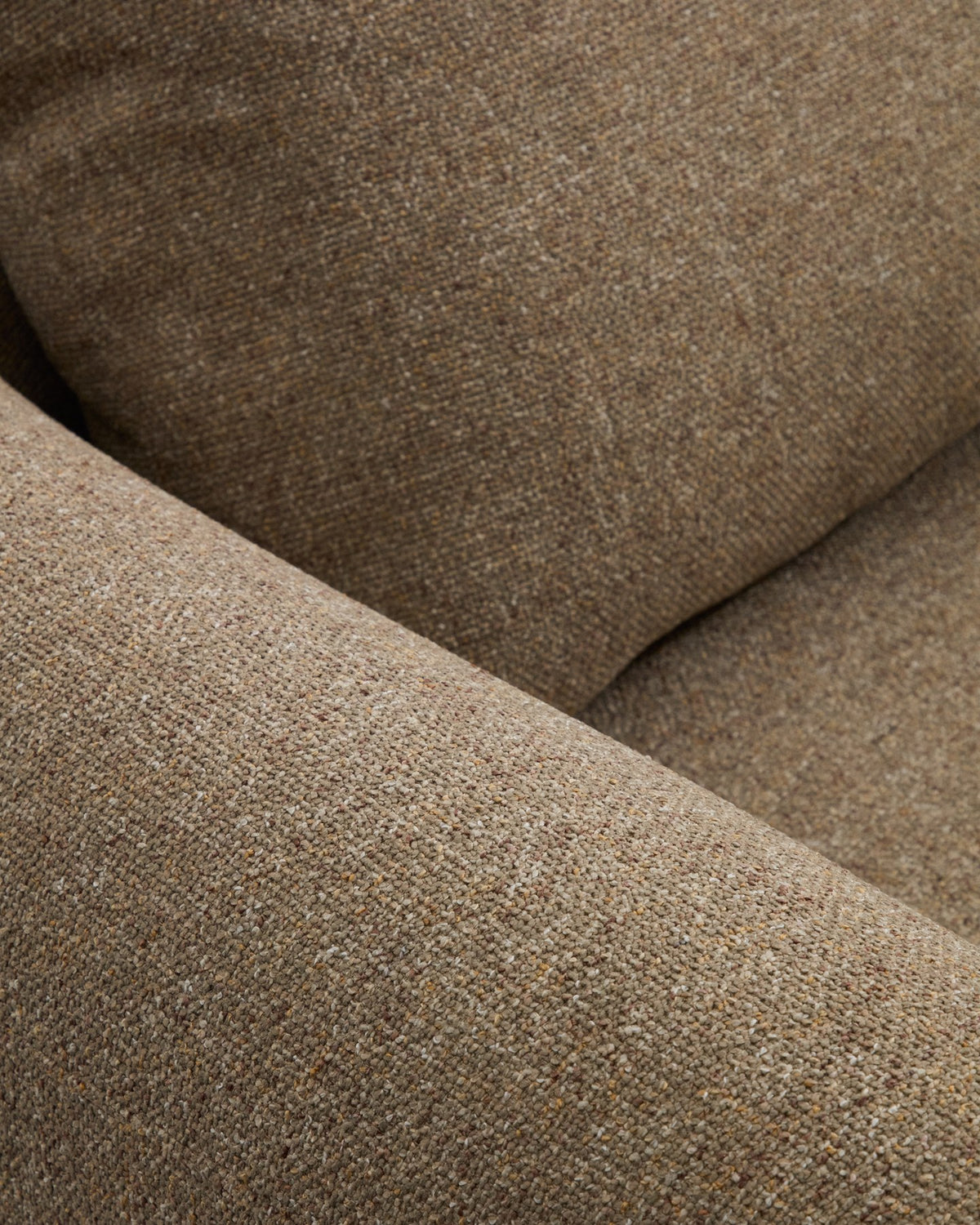 5-Sitzer Ecksofa Vera von Kave Home in Hellbraun mit gepolsterten Sitzflächen und sichtbaren Beinen aus massivem Eschenholz mit natürlichem Finish.