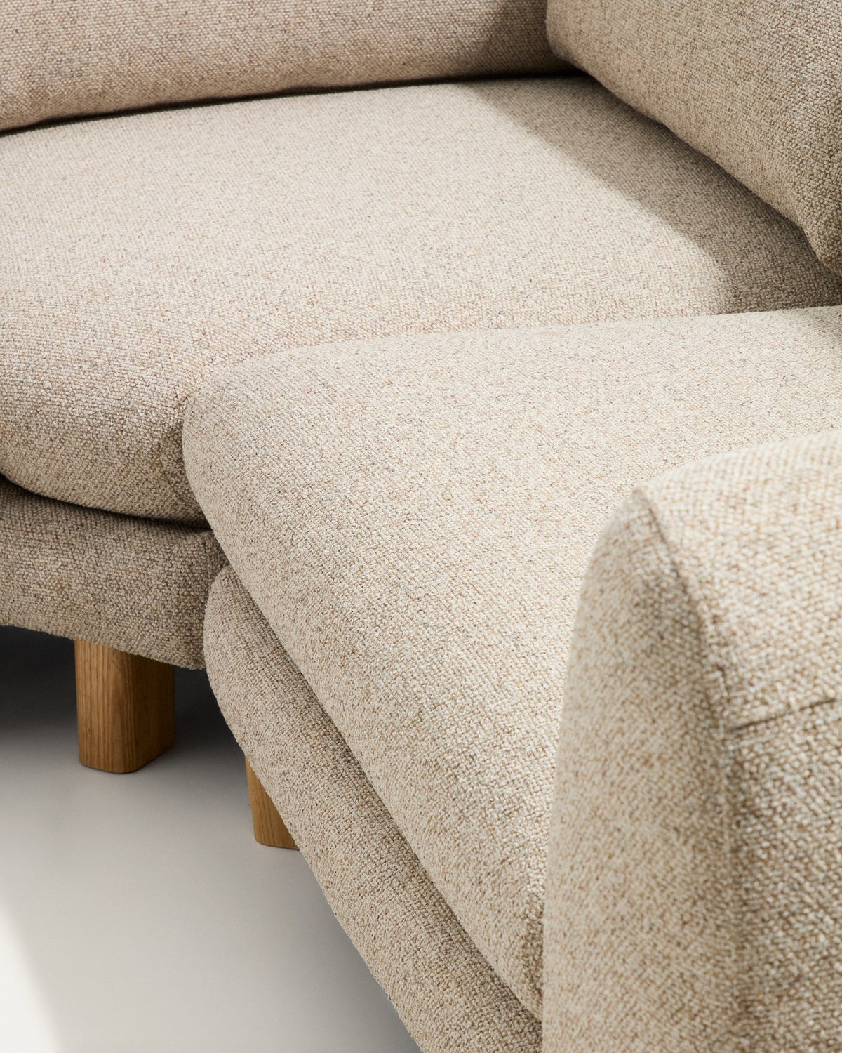 5-Sitzer Ecksofa Vera in Beige mit sichtbaren Beinen aus massivem Eschenholz, abgerundete Armlehnen, Grösse 330 x 240 cm.