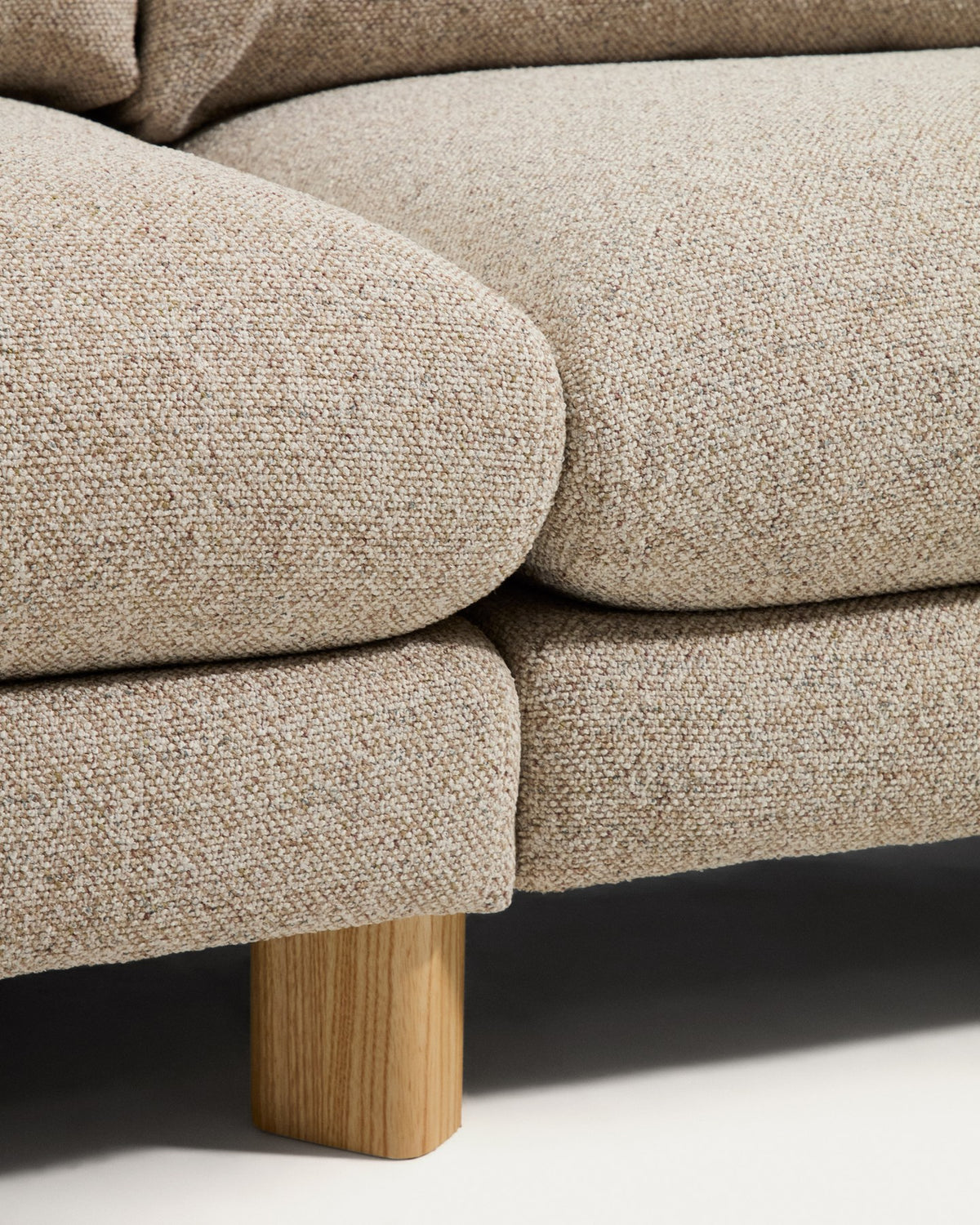 5-Sitzer Ecksofa Vera in Beige mit sichtbaren Beinen aus massivem Eschenholz, abgerundete Armlehnen, Grösse 330 x 240 cm.