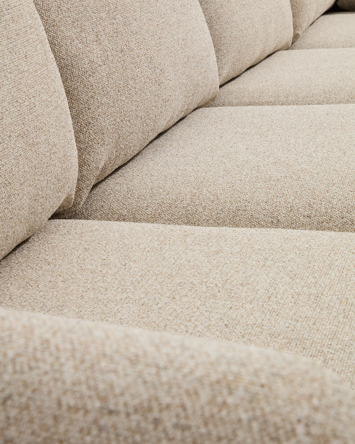 5-Sitzer Ecksofa Vera in Beige mit sichtbaren Beinen aus massivem Eschenholz, abgerundete Armlehnen, Grösse 330 x 240 cm.