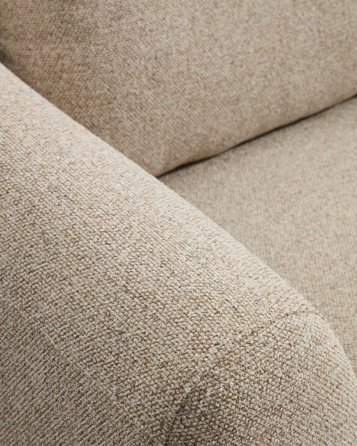 5-Sitzer Ecksofa Vera in Beige mit sichtbaren Beinen aus massivem Eschenholz, abgerundete Armlehnen, Grösse 330 x 240 cm.
