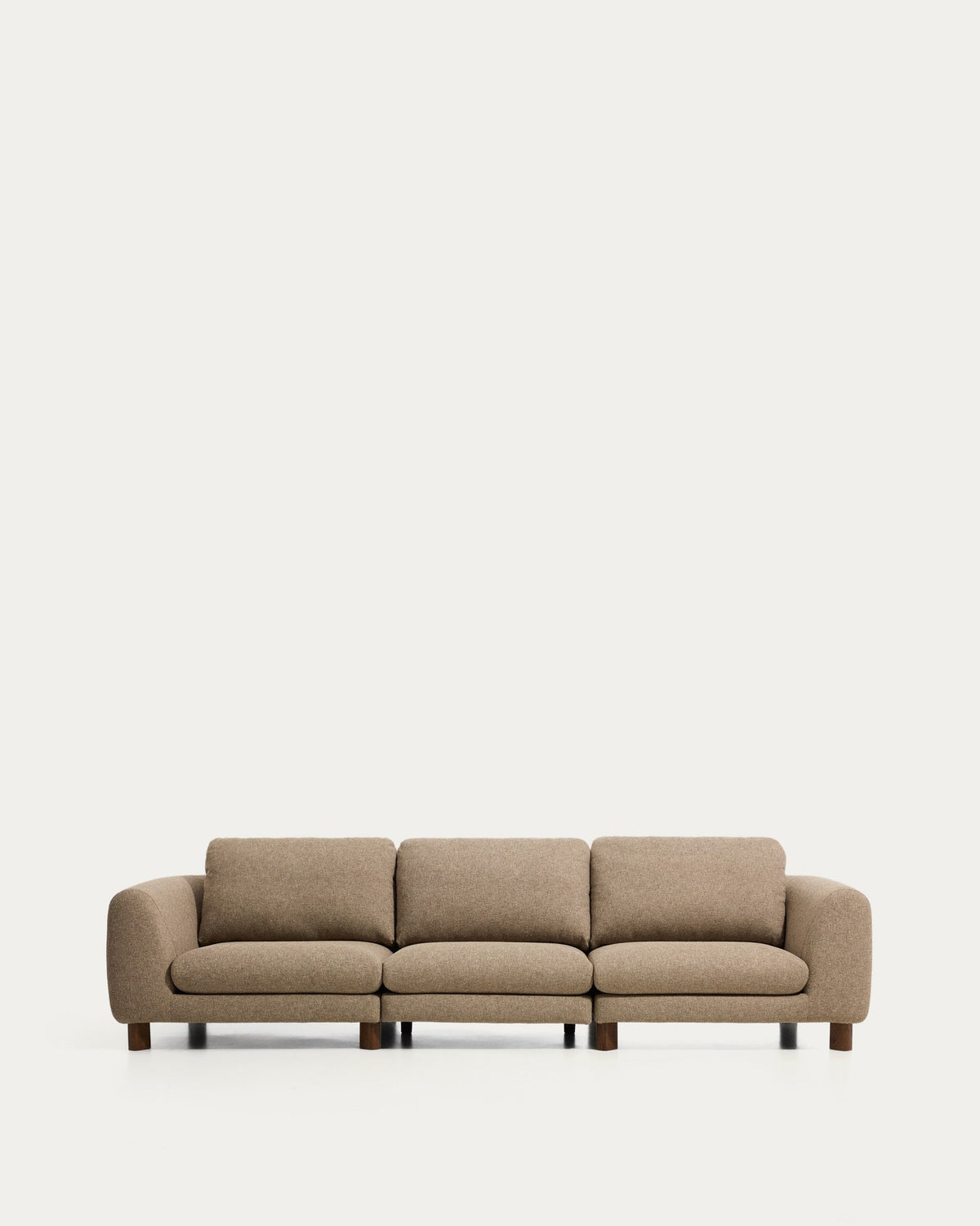 4-Sitzer Sofa Vera in Hellbraun mit gepolsterten Armlehnen und sichtbaren Beinen aus massivem Eschenholz mit Nussbaum-Finish.