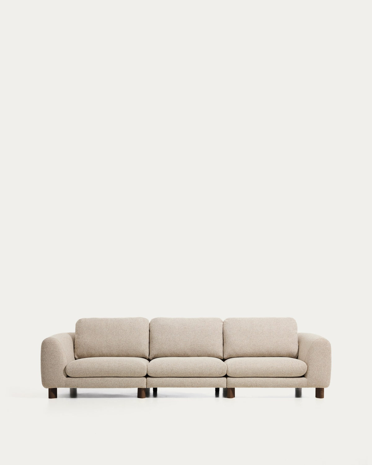 4-Sitzer Sofa Vera von Kave Home in Beige mit gepolstertem Gewebebezug und Beinen aus massivem Eschenholz mit Nussbaum-Finish, Breite 320 cm.
