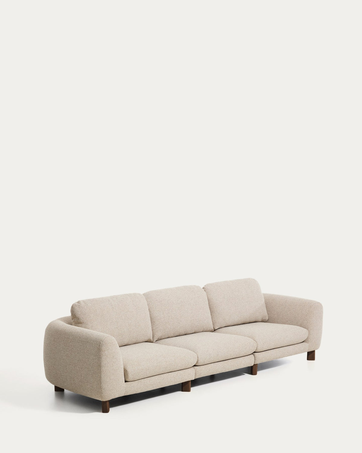 4-Sitzer Sofa Vera von Kave Home in Beige mit gepolstertem Gewebebezug und Beinen aus massivem Eschenholz mit Nussbaum-Finish, Breite 320 cm.
