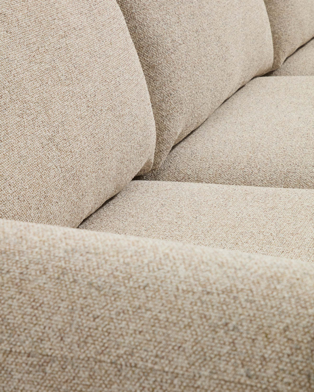 4-Sitzer Sofa Vera von Kave Home in Beige mit gepolstertem Gewebebezug und Beinen aus massivem Eschenholz mit Nussbaum-Finish, Breite 320 cm.