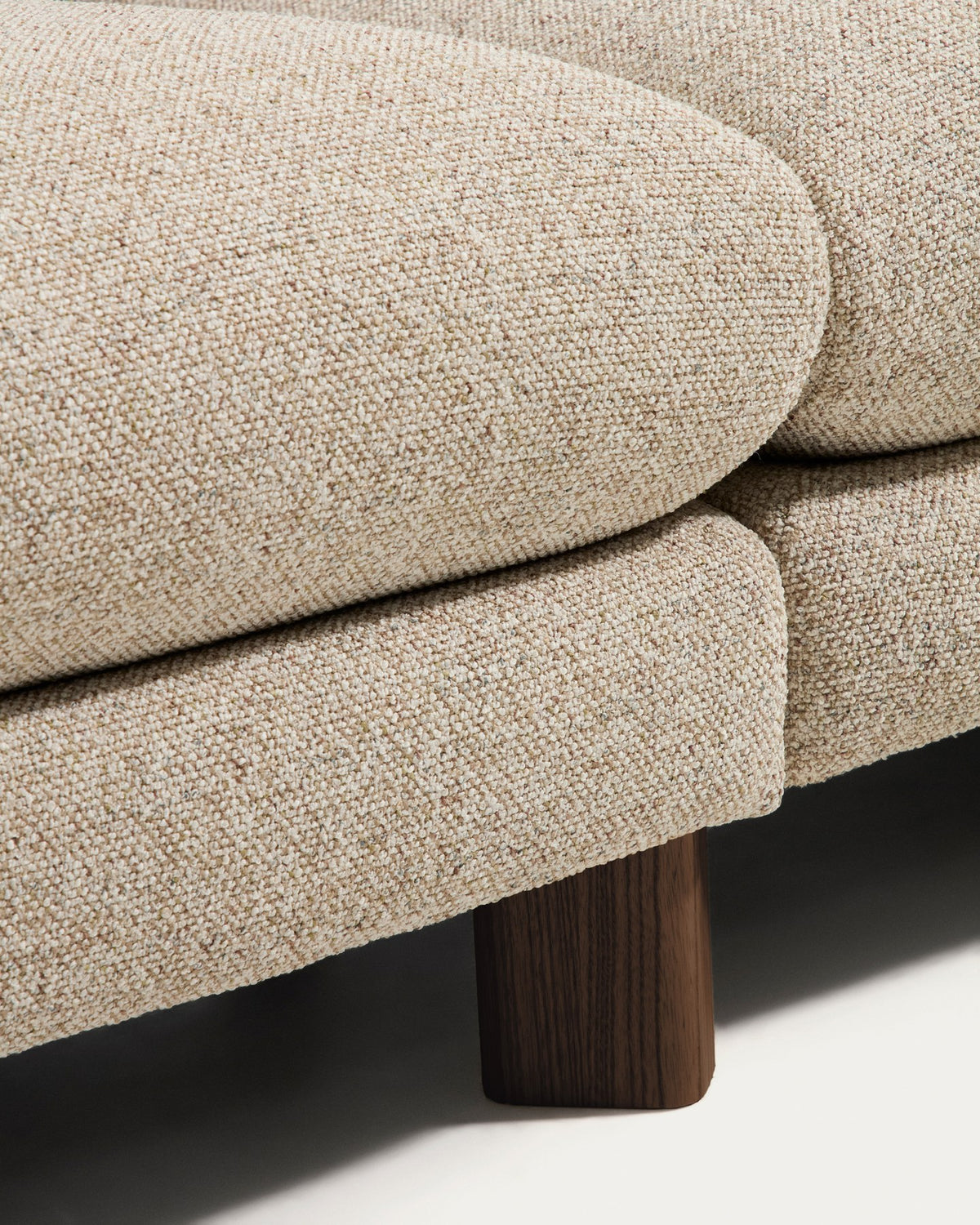 4-Sitzer Sofa Vera von Kave Home in Beige mit gepolstertem Gewebebezug und Beinen aus massivem Eschenholz mit Nussbaum-Finish, Breite 320 cm.