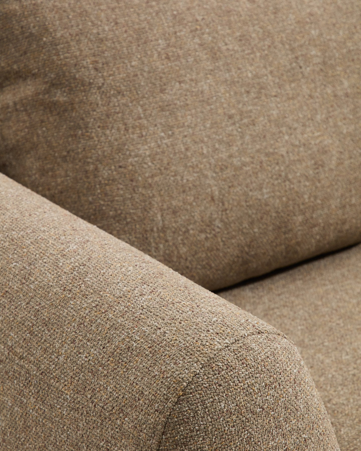 4-Sitzer Sofa Vera in Hellbraun mit gepolsterter Sitzfläche, Armlehnen und sichtbaren Beinen aus massivem Eschenholz, 320 cm breit.