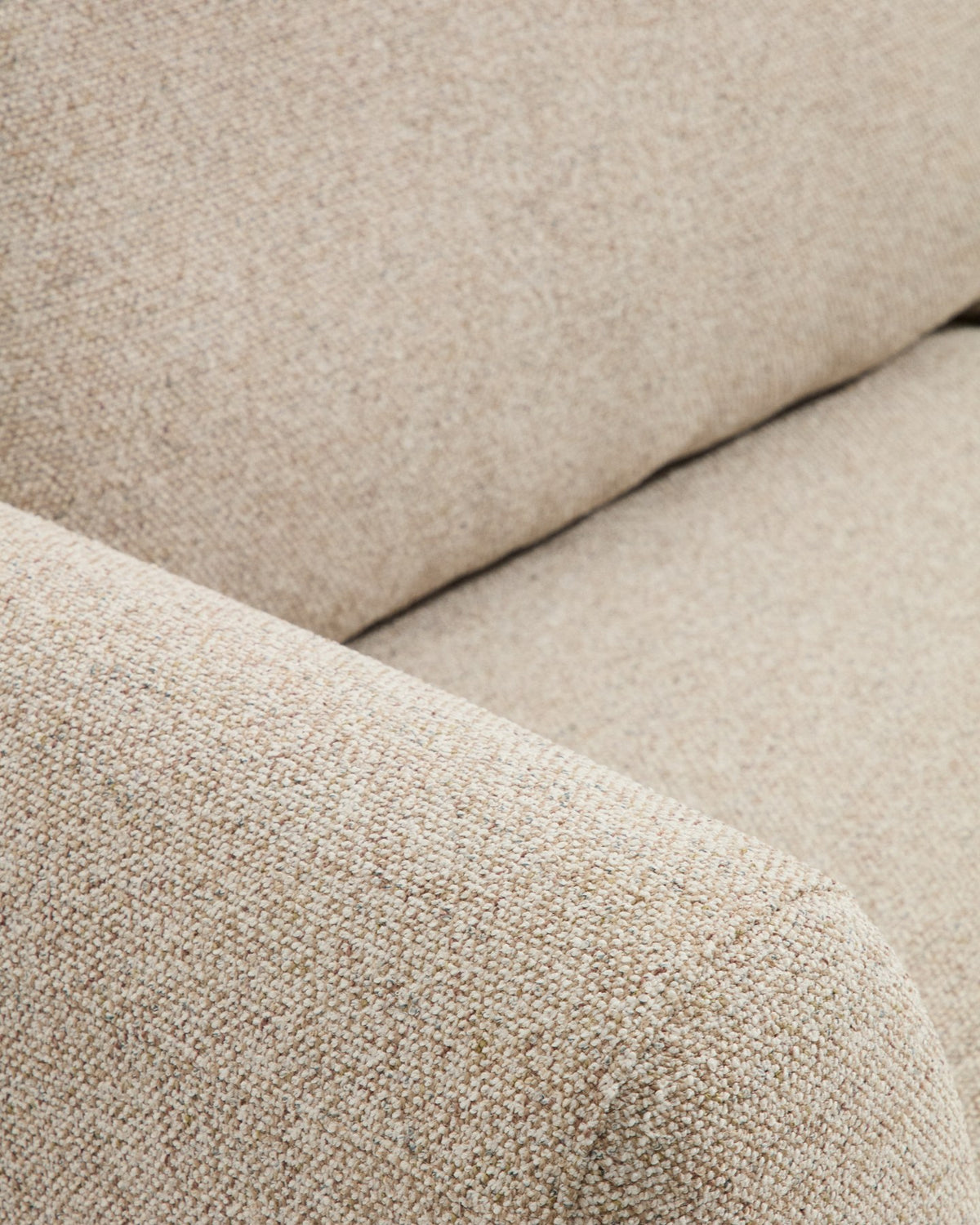 4-Sitzer Sofa Vera in Beige mit gepolsterten Armlehnen, durchgehender Rückenlehne und sichtbaren Beinen aus massivem Eschenholz.