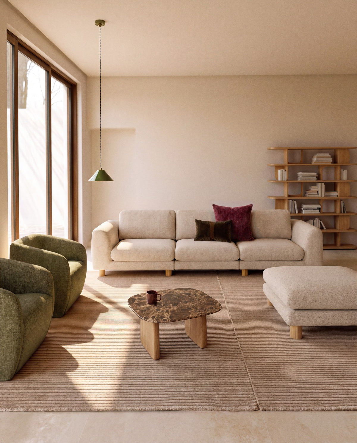 Quadratische Fussablage in Beige mit strukturiertem Gewebebezug und sichtbaren Beinen aus massivem Eschenholz mit natürlichem Finish.