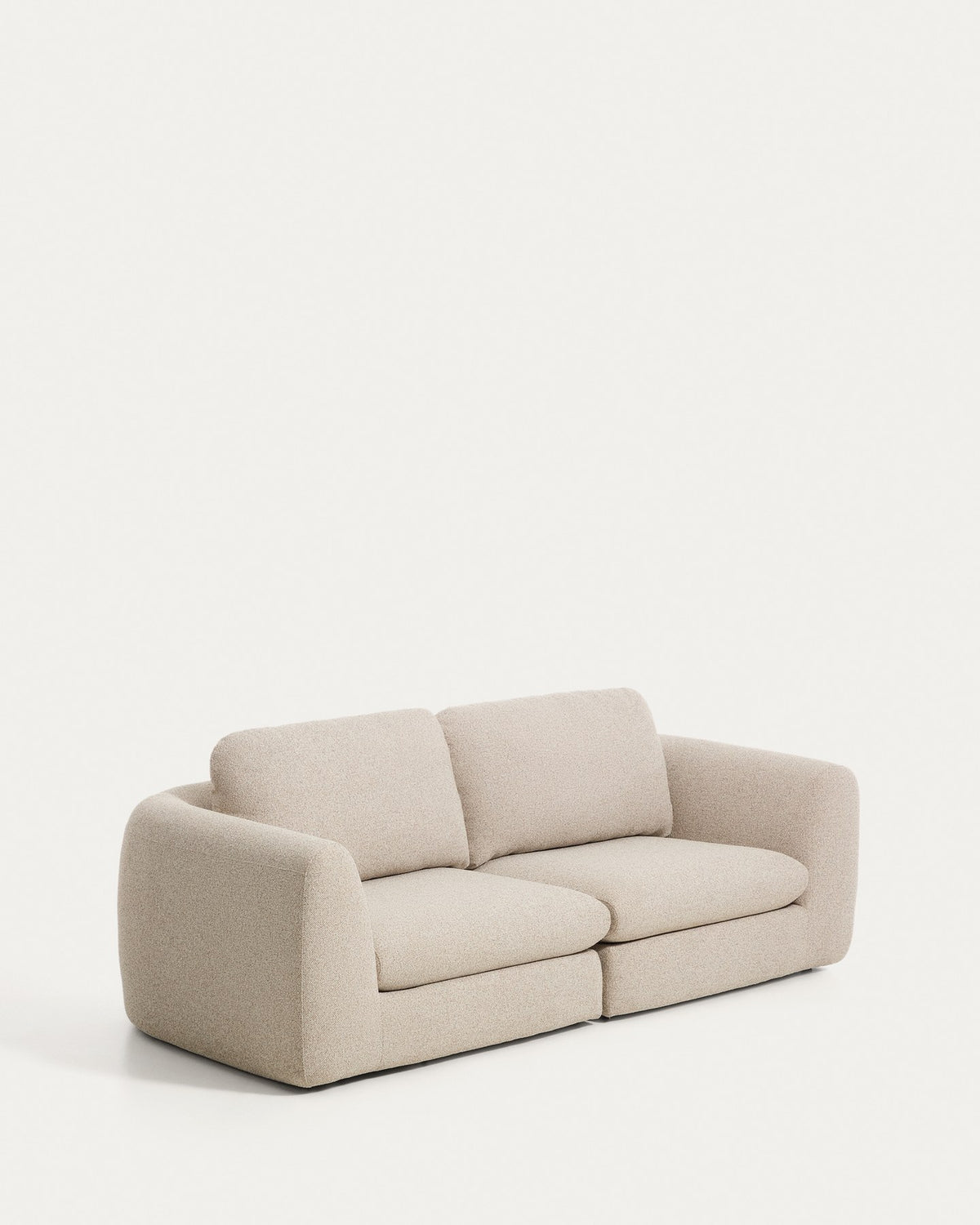 3-Sitzer Sofa Vera in Beige von Kave Home mit texturierter Stoffpolsterung, abgerundeten Armlehnen und niedrigem Holzgestell, 230 cm breit.