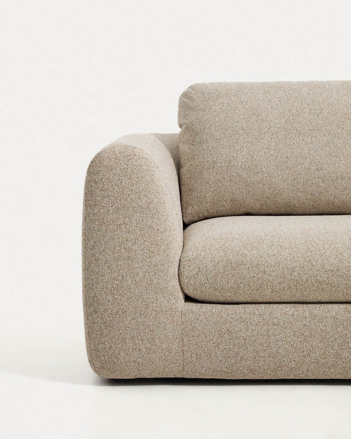 3-Sitzer Sofa Vera in Beige von Kave Home mit texturierter Stoffpolsterung, abgerundeten Armlehnen und niedrigem Holzgestell, 230 cm breit.