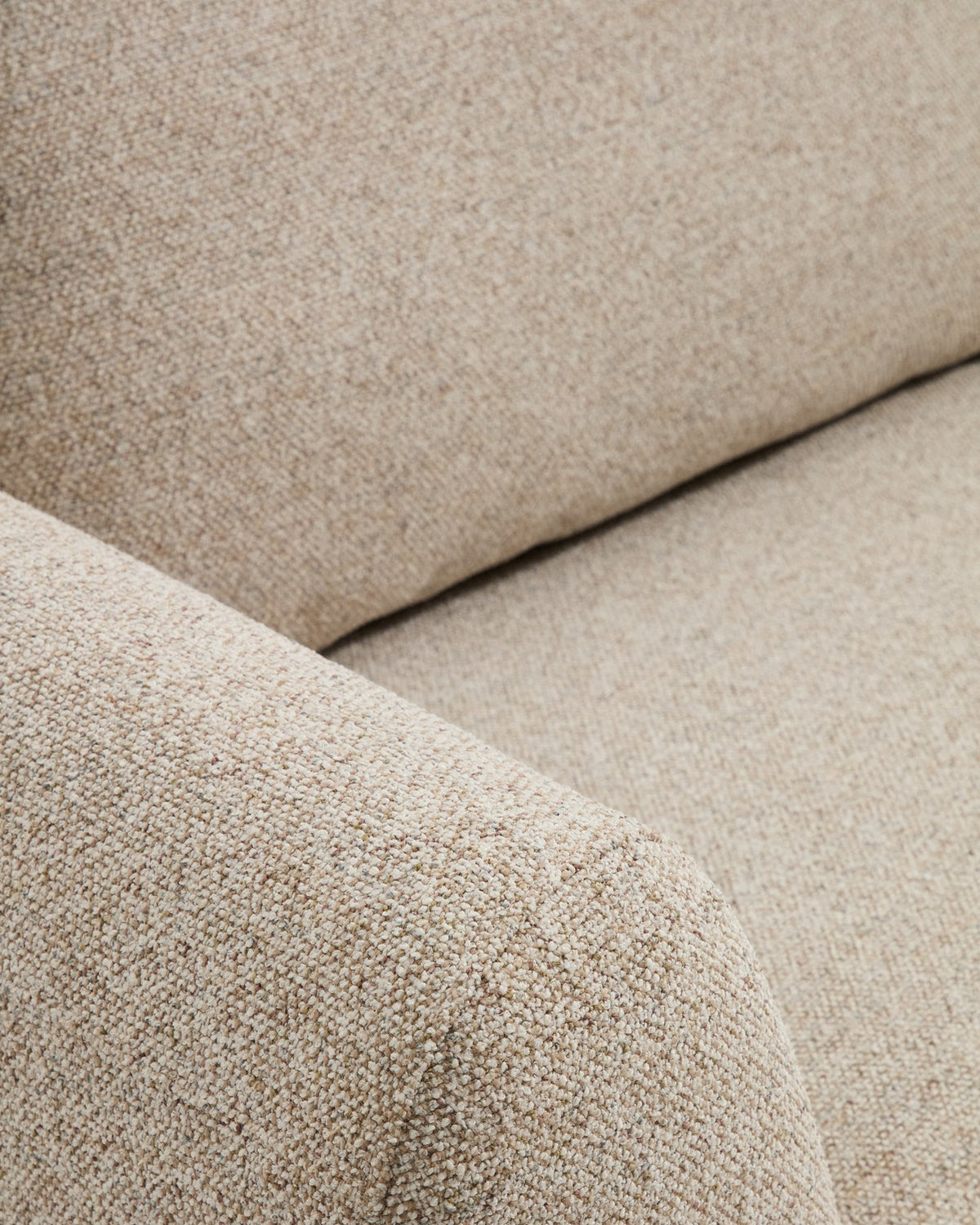 3-Sitzer Sofa Vera in Beige von Kave Home mit texturierter Stoffpolsterung, abgerundeten Armlehnen und niedrigem Holzgestell, 230 cm breit.