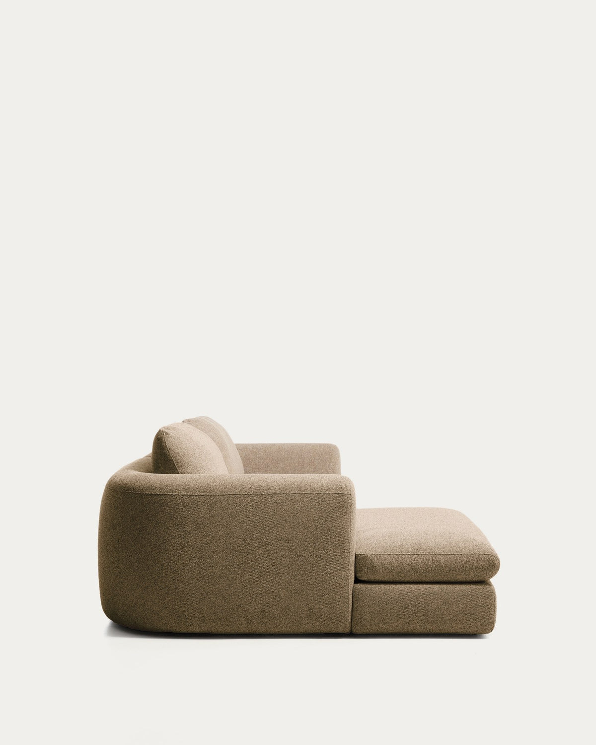 Hellbraunes 3-Sitzer Sofa Vera mit Chaiselongue links, gepolstert mit strukturiertem Stoff, abgerundeten Armlehnen und niedrigem Gestell.
