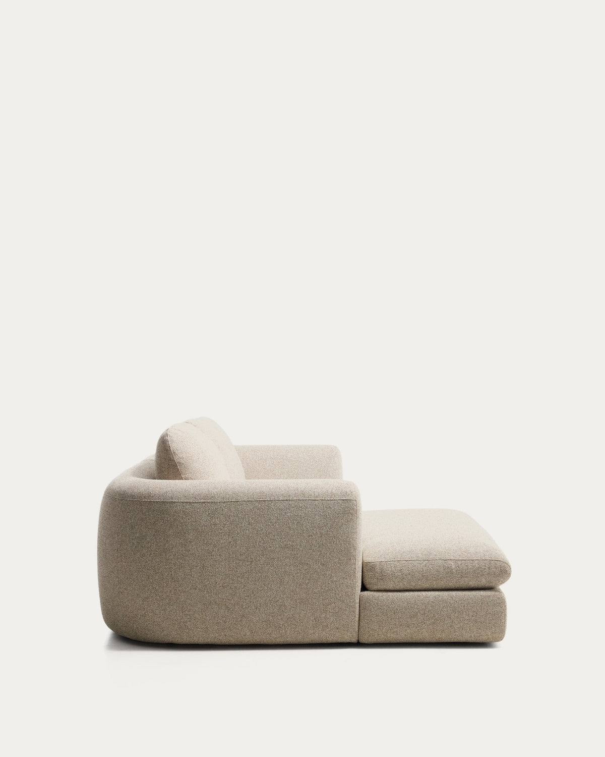 3-Sitzer Sofa Vera in Beige mit Chaiselongue links, gepolstertem Gewebebezug, schwarzen Polypropylen-Beinen und runden Armlehnen von Kave Home