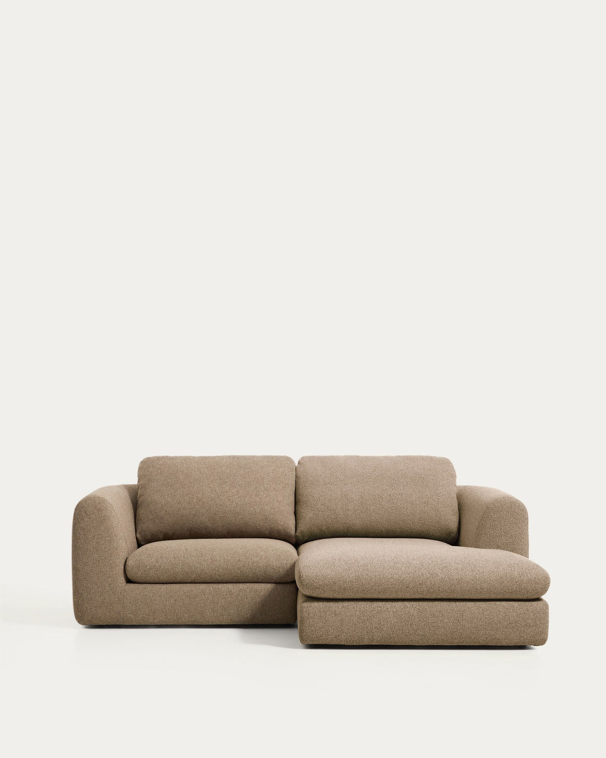 Hellbraunes 3-Sitzer Sofa Vera mit Chaiselongue rechts, gepolstert mit strukturiertem Gewebe, Gestell aus Kiefernholz und Spanplatte.