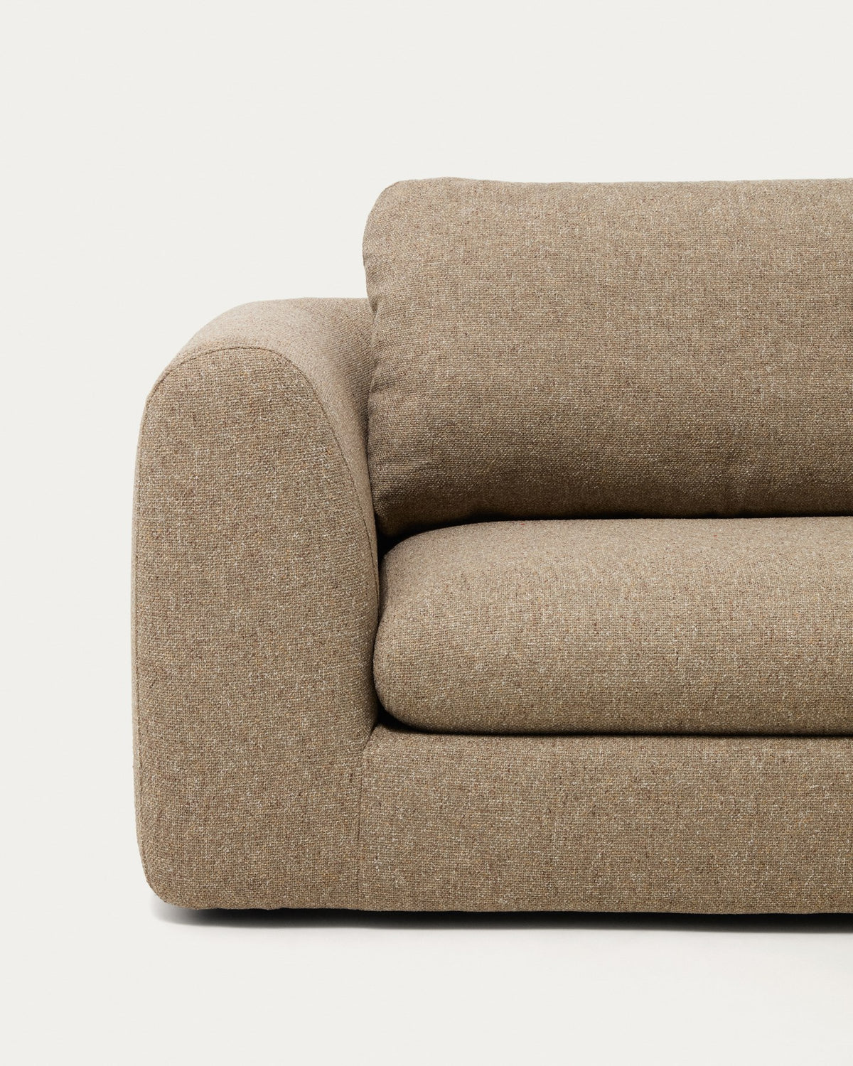 Hellbraunes 3-Sitzer Sofa Vera mit Chaiselongue rechts, gepolstert mit strukturiertem Gewebe, Gestell aus Kiefernholz und Spanplatte.