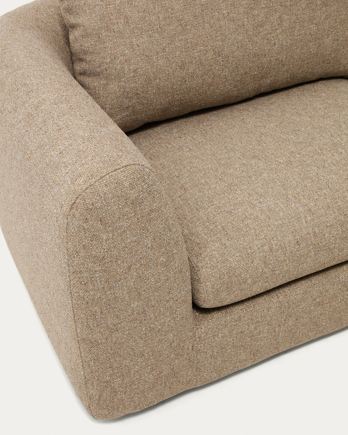 Hellbraunes 3-Sitzer Sofa Vera mit Chaiselongue rechts, gepolstert mit strukturiertem Gewebe, Gestell aus Kiefernholz und Spanplatte.