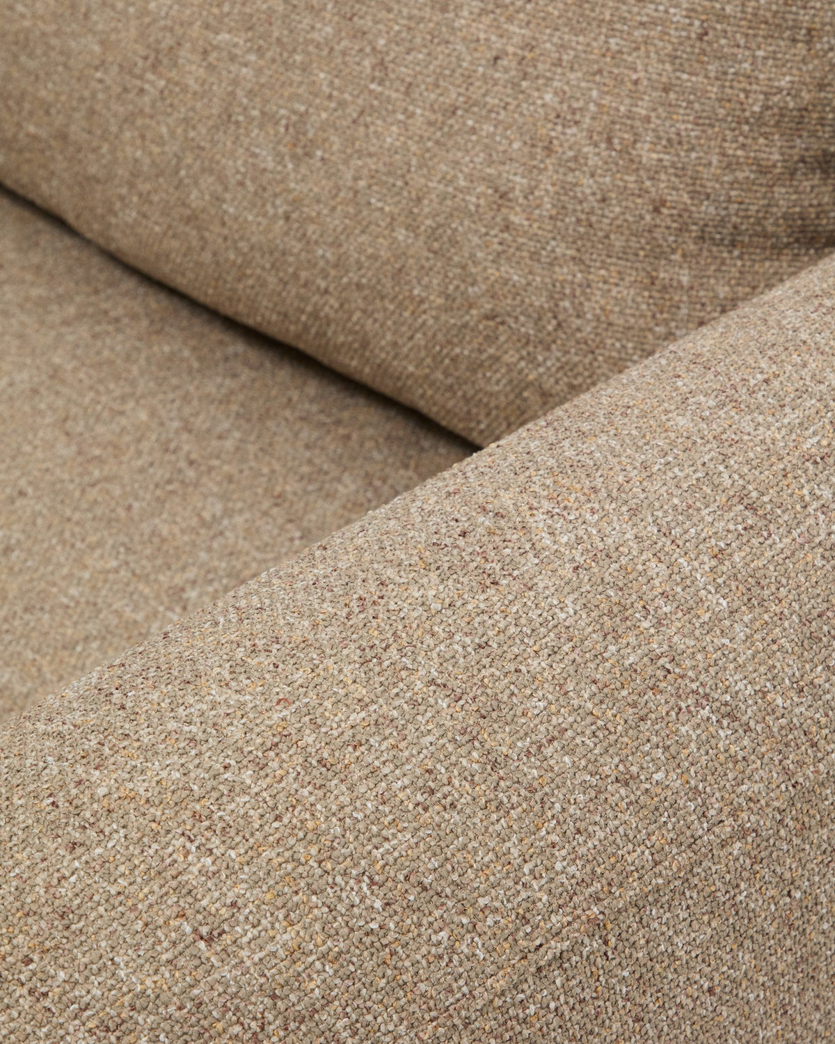 Hellbraunes 3-Sitzer Sofa Vera mit Chaiselongue rechts, gepolstert mit strukturiertem Gewebe, Gestell aus Kiefernholz und Spanplatte.