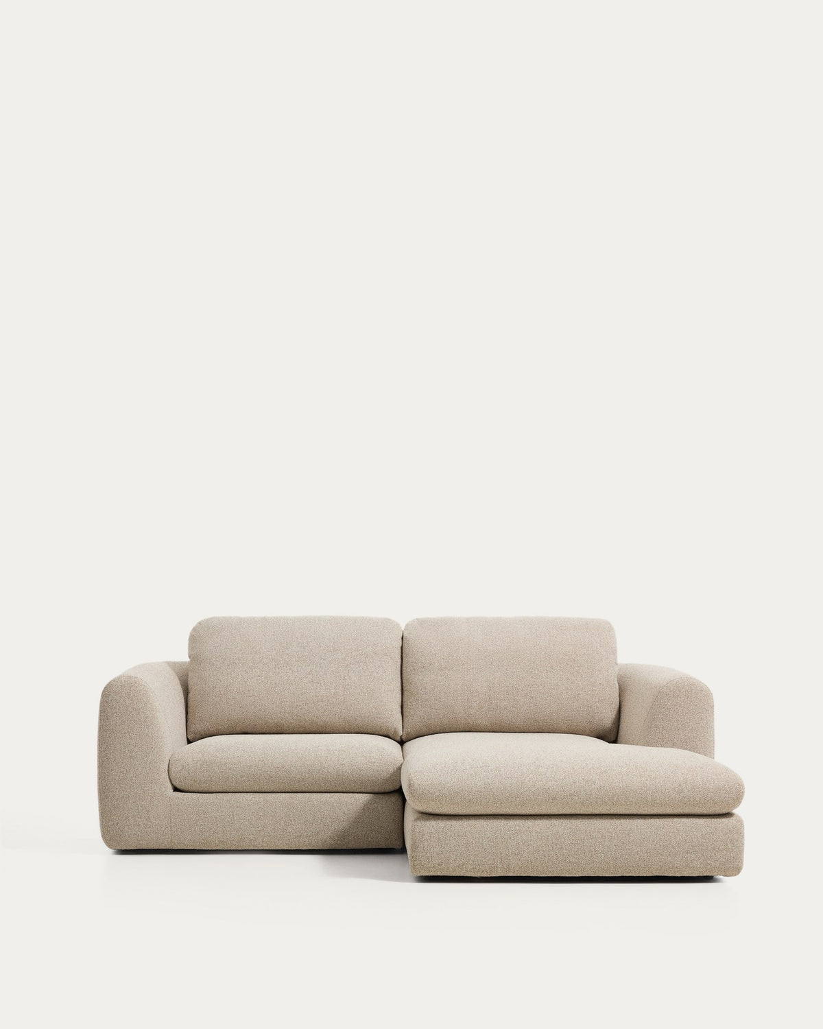 Beiges 3-Sitzer Sofa Vera mit Chaiselongue rechts, Gewebebezug, abgerundete Armlehnen, schwarze Beine aus Polypropylen, niedriges Gestell.
