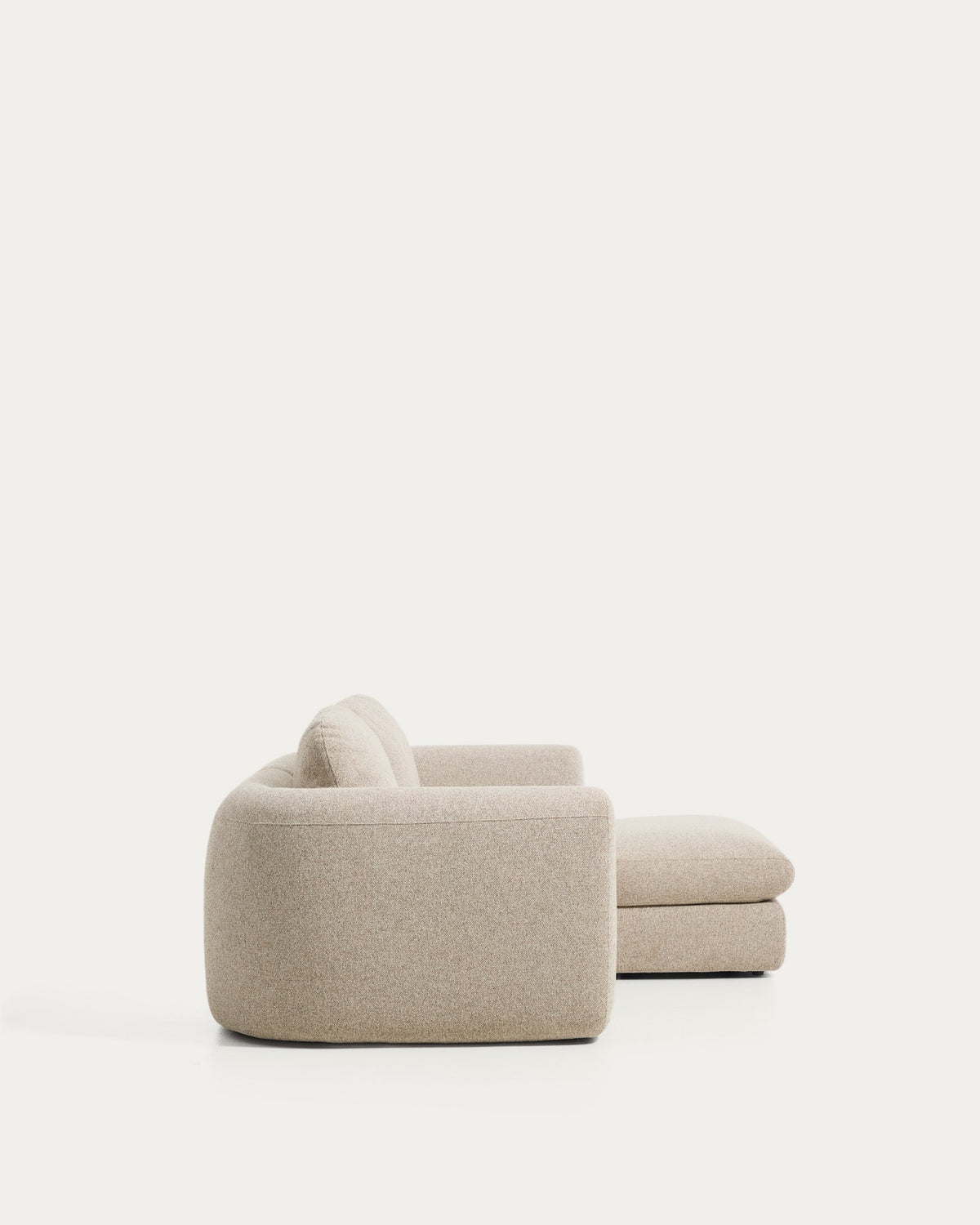 Beiges 3-Sitzer Sofa Vera mit Chaiselongue rechts, Gewebebezug, abgerundete Armlehnen, schwarze Beine aus Polypropylen, niedriges Gestell.