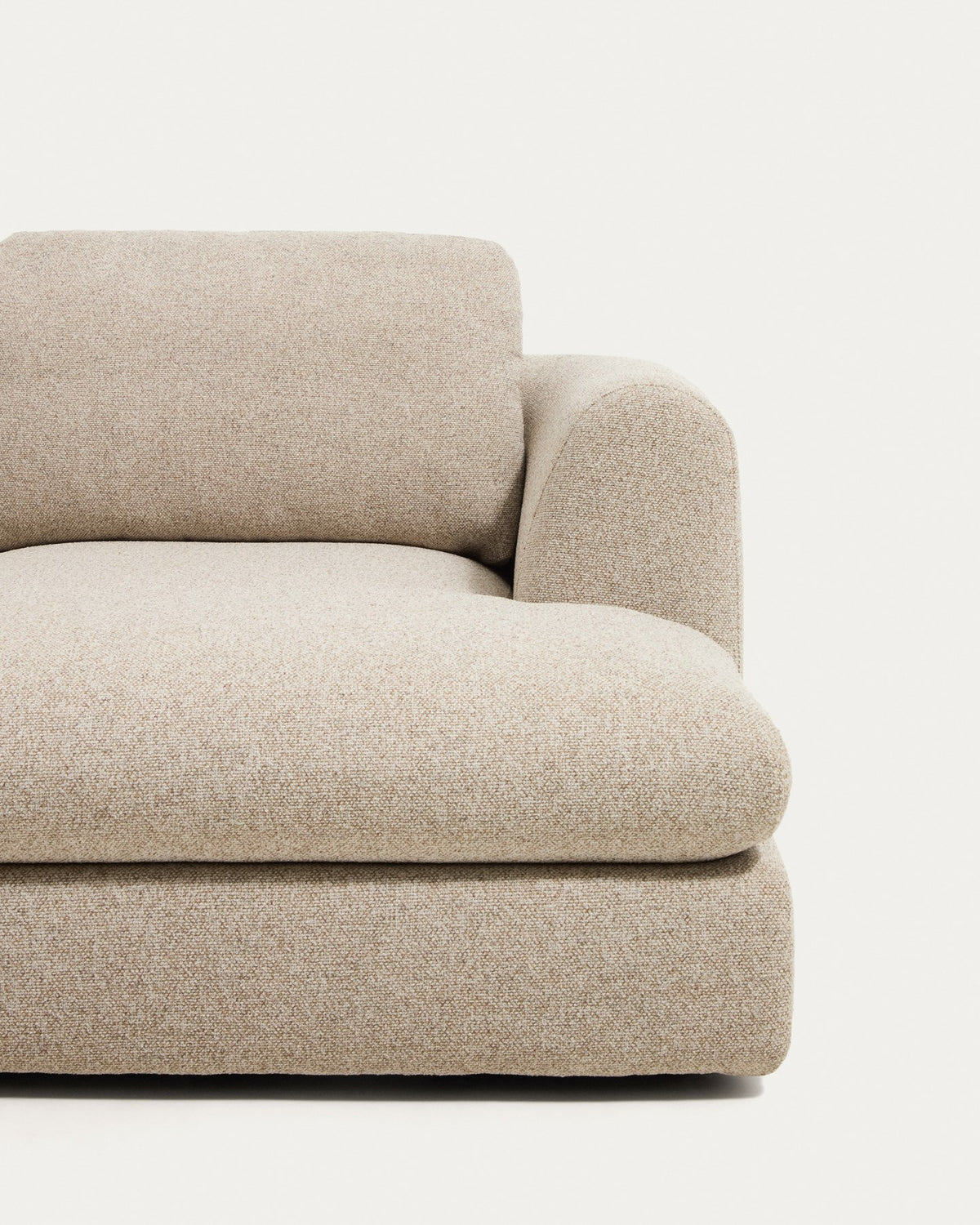 Beiges 3-Sitzer Sofa Vera mit Chaiselongue rechts, Gewebebezug, abgerundete Armlehnen, schwarze Beine aus Polypropylen, niedriges Gestell.