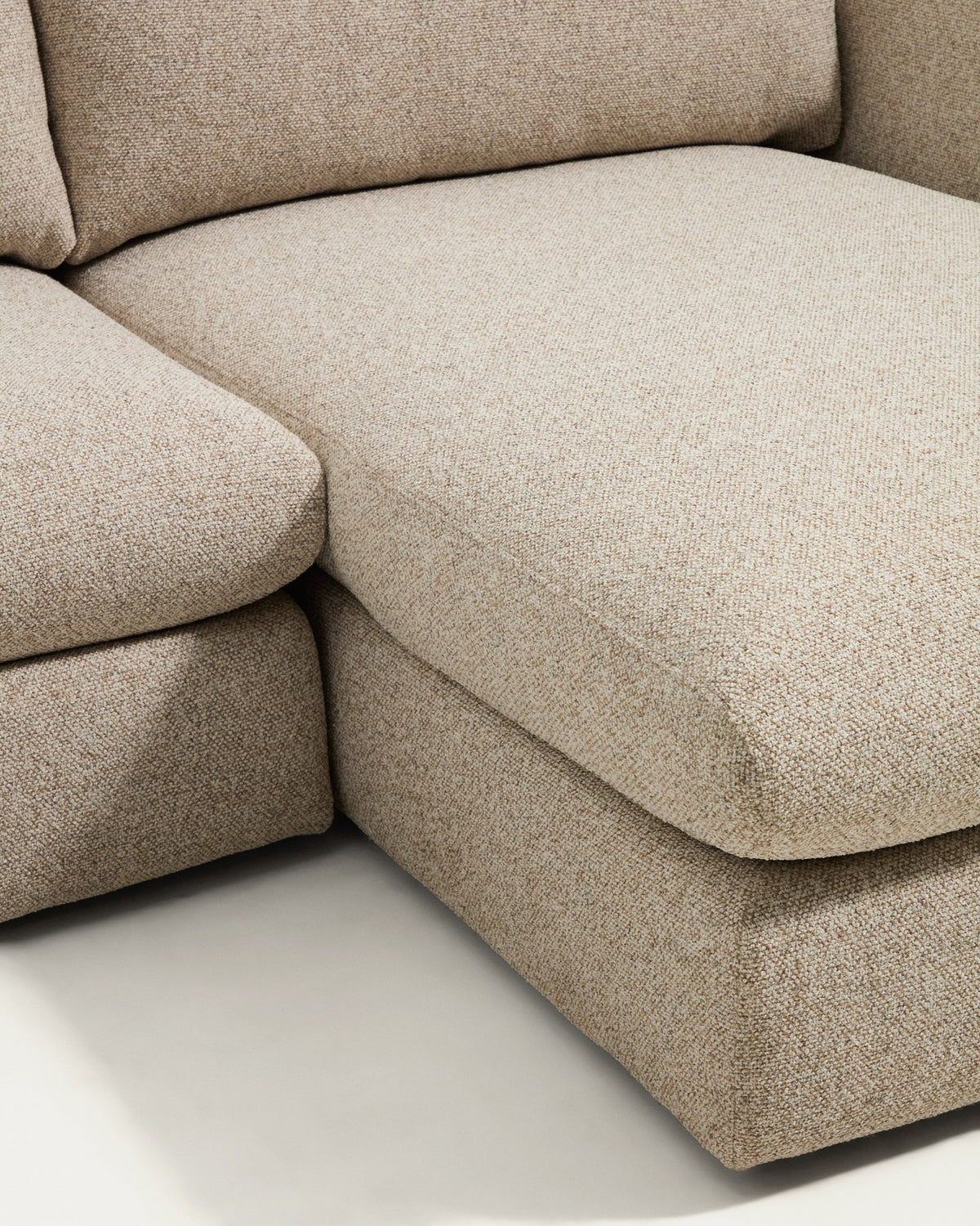 Beiges 3-Sitzer Sofa Vera mit Chaiselongue rechts, Gewebebezug, abgerundete Armlehnen, schwarze Beine aus Polypropylen, niedriges Gestell.