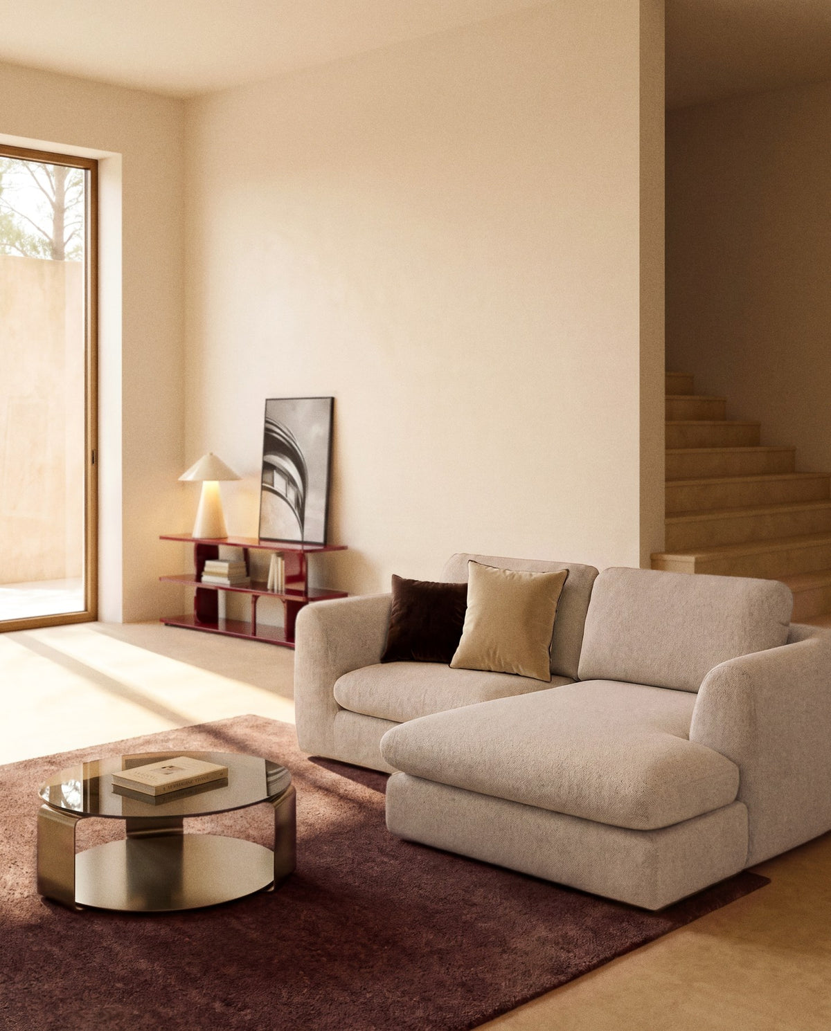 Beiges 3-Sitzer Sofa Vera mit Chaiselongue rechts, Gewebebezug, abgerundete Armlehnen, schwarze Beine aus Polypropylen, niedriges Gestell.