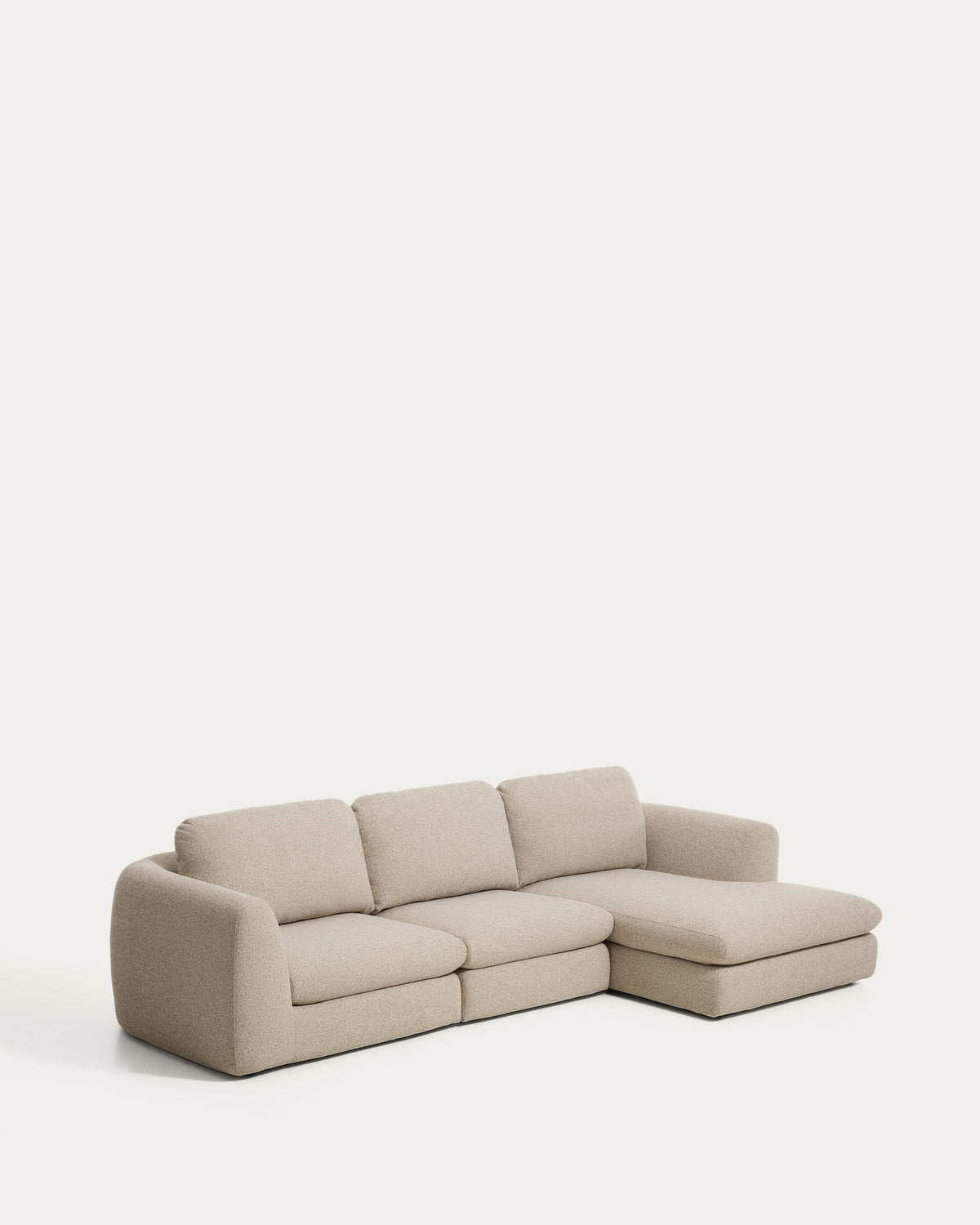 Beiges 4-Sitzer Sofa Vera mit Chaiselongue rechts, gepolstert mit strukturiertem Stoff und schwarzen Beinen aus Polypropylen.