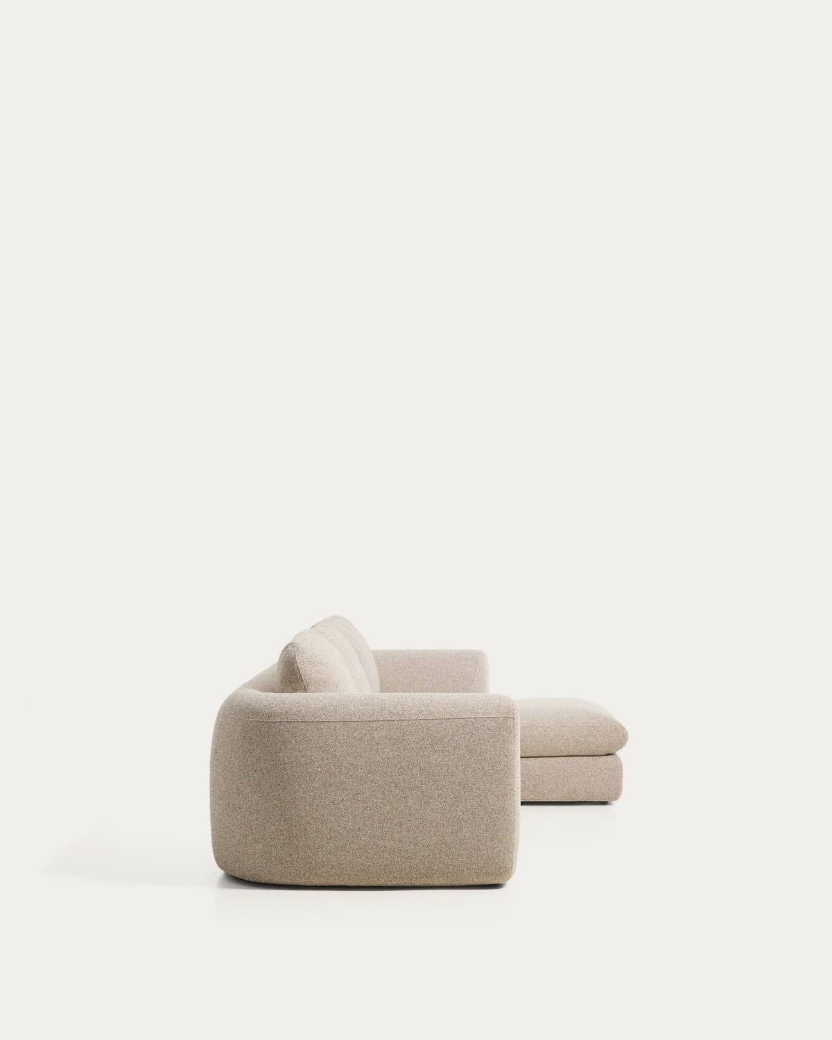 Beiges 4-Sitzer Sofa Vera mit Chaiselongue rechts, gepolstert mit strukturiertem Stoff und schwarzen Beinen aus Polypropylen.