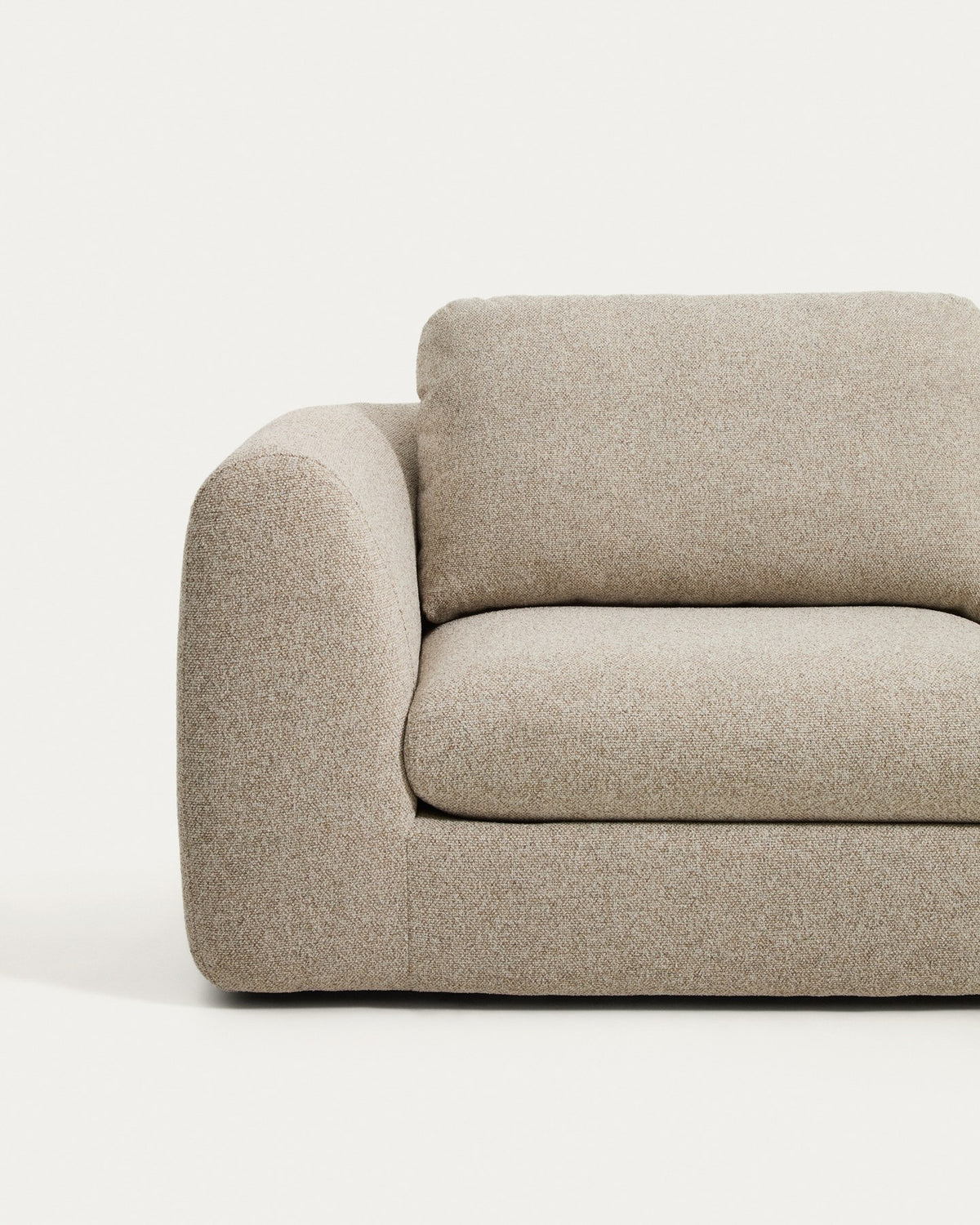 Beiges 4-Sitzer Sofa Vera mit Chaiselongue rechts, gepolstert mit strukturiertem Stoff und schwarzen Beinen aus Polypropylen.