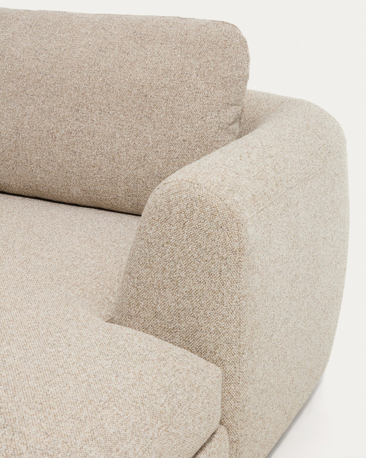 Beiges 4-Sitzer Sofa Vera mit Chaiselongue rechts, gepolstert mit strukturiertem Stoff und schwarzen Beinen aus Polypropylen.