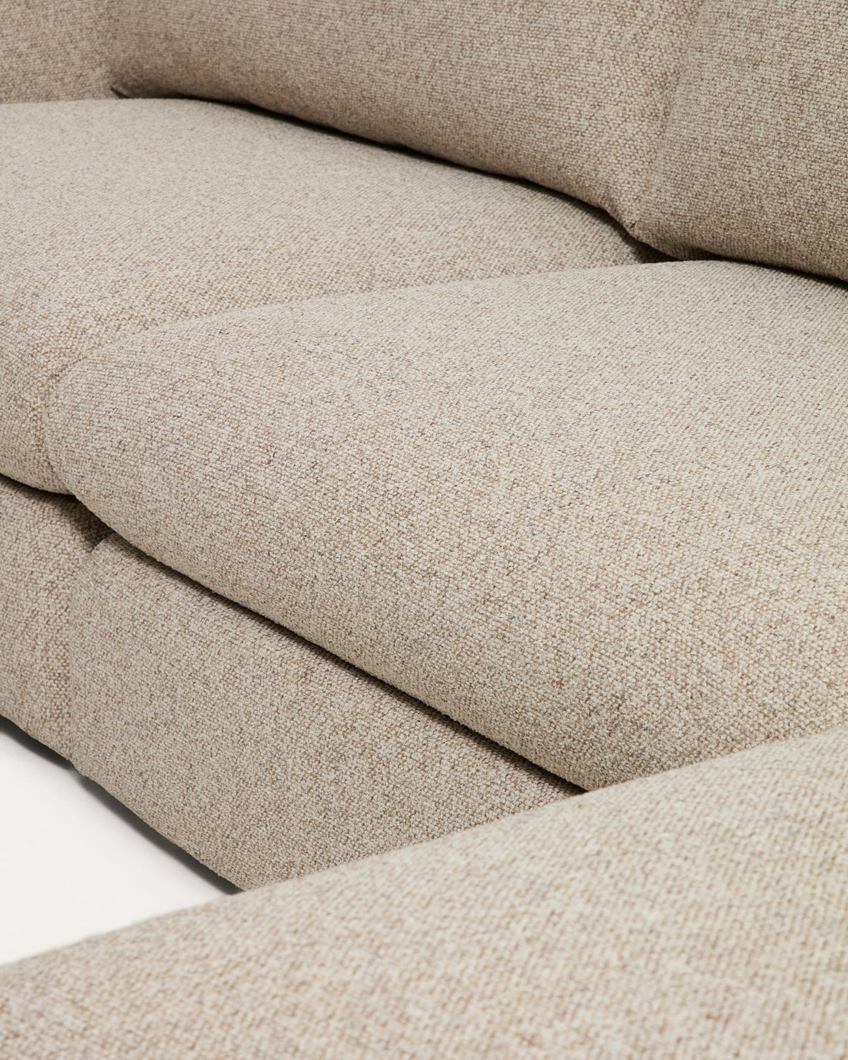 Beiges 4-Sitzer Sofa Vera mit Chaiselongue rechts, gepolstert mit strukturiertem Stoff und schwarzen Beinen aus Polypropylen.