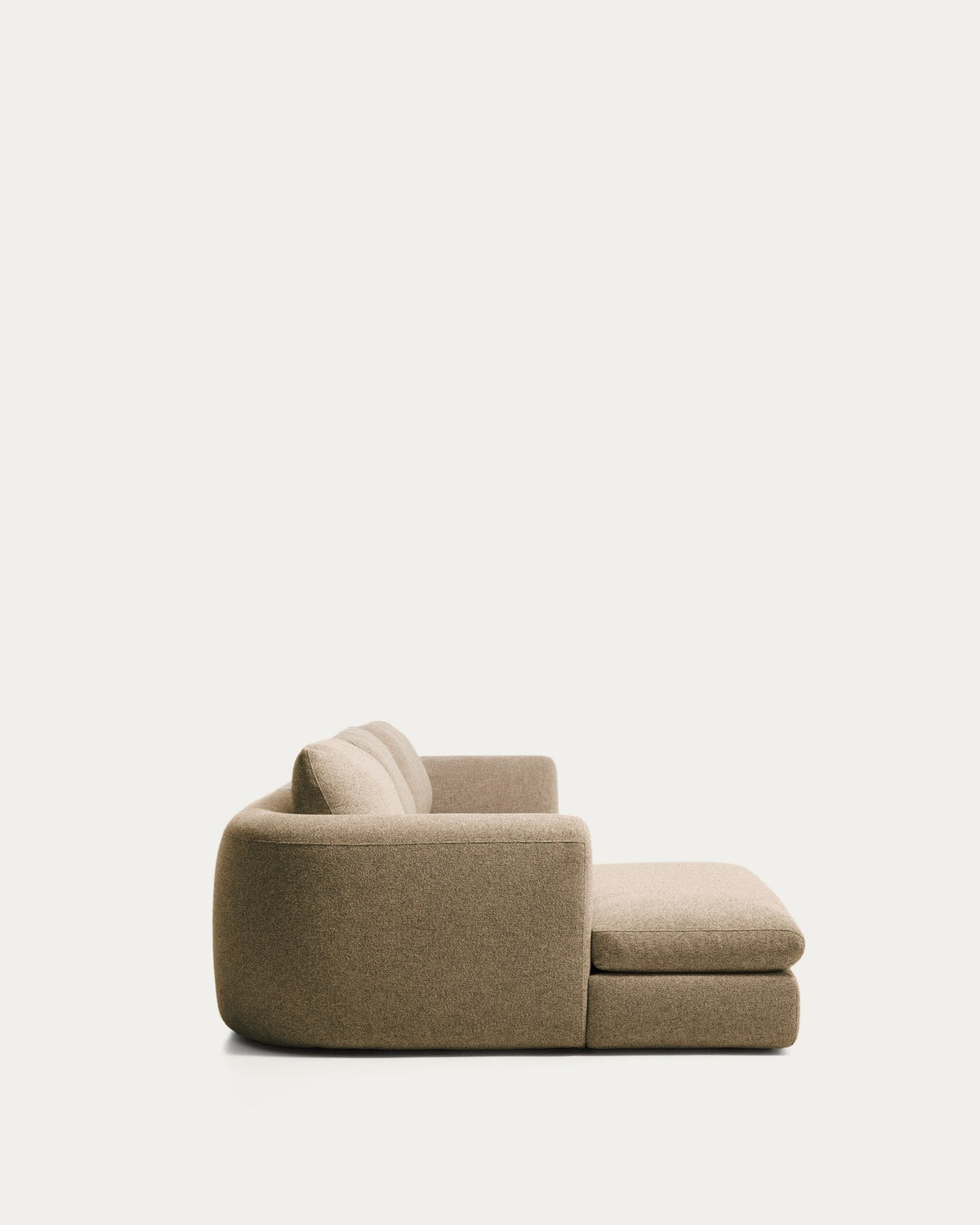 Hellbraunes 4-Sitzer Sofa Vera mit Chaiselongue links, gepolstert mit strukturiertem Stoff, Holzgestell, Masse 322x176x87 cm.