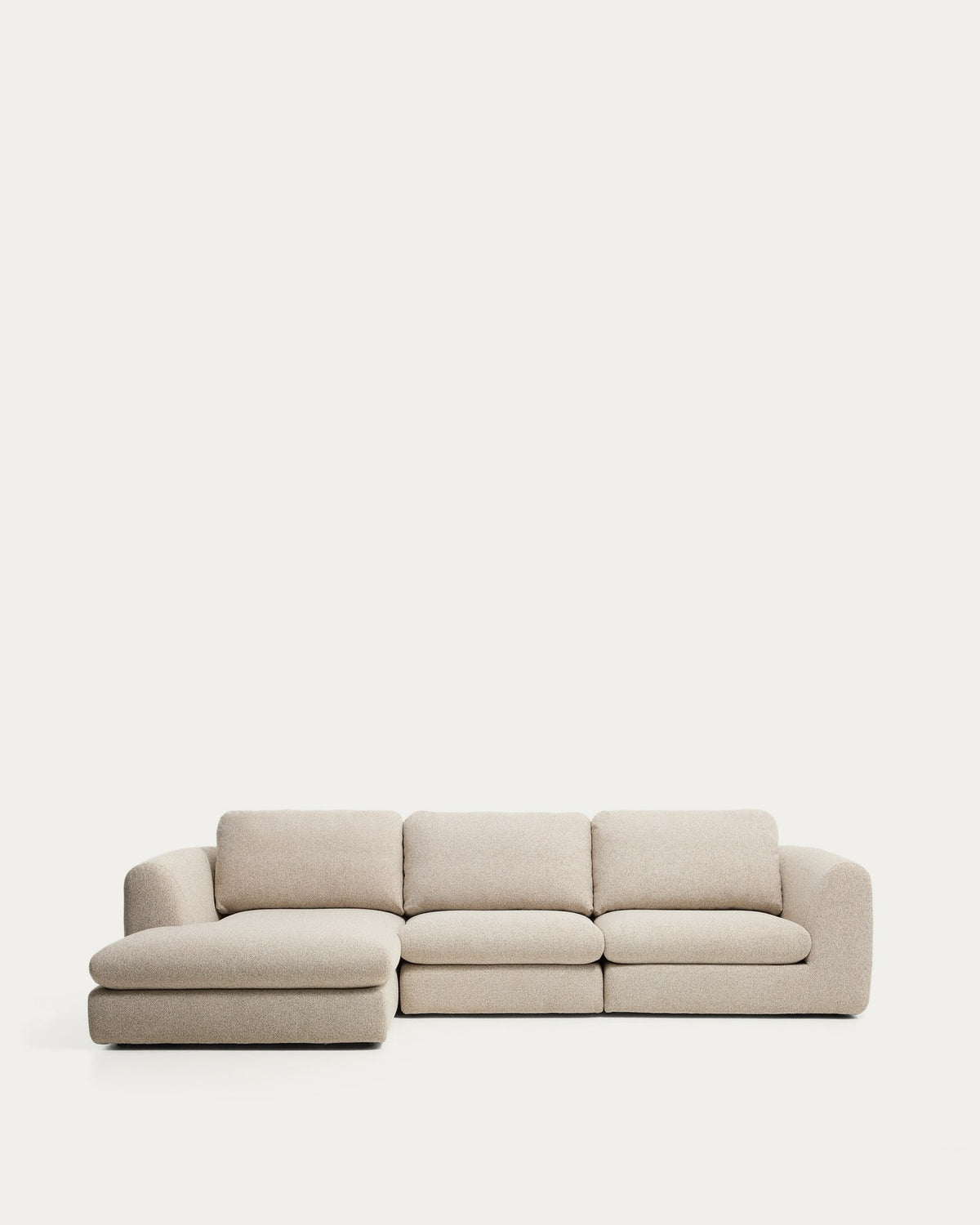Beigefarbenes 4-Sitzer Sofa Vera mit Chaiselongue links, gepolstert mit strukturiertem Gewebe, schwarze Beine aus Polypropylen, 322 cm breit.
