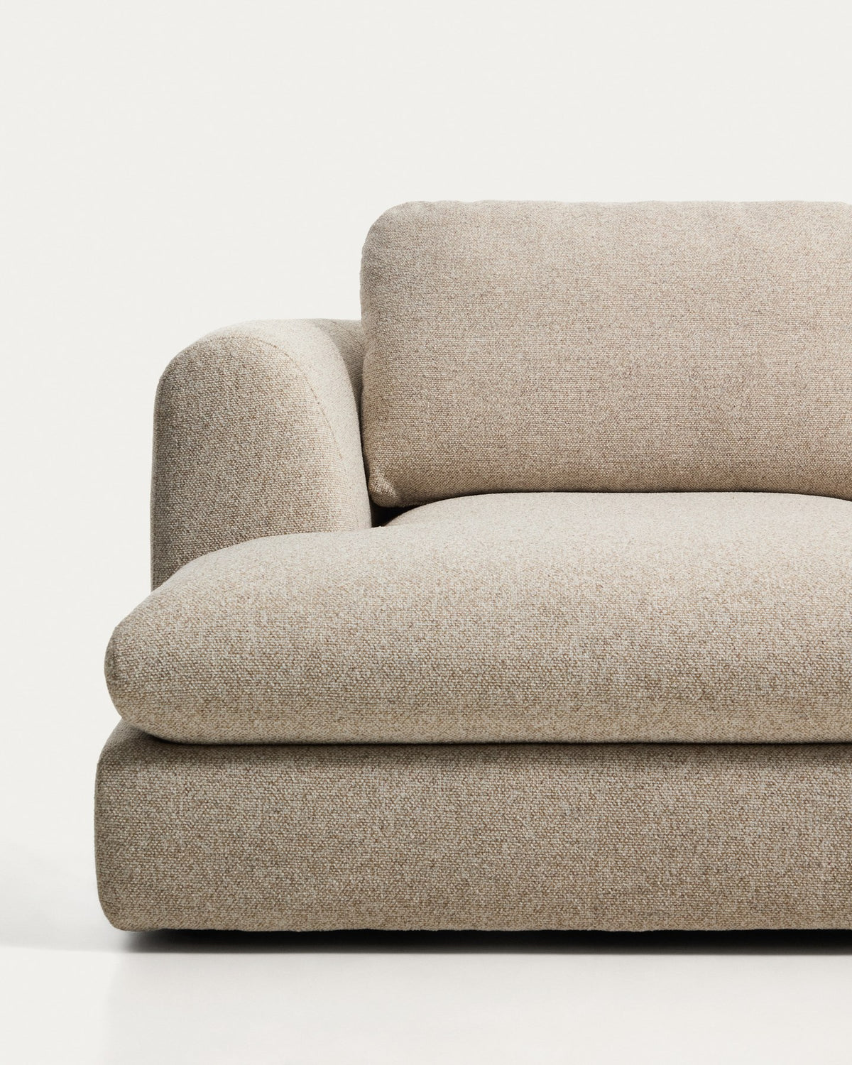 Beigefarbenes 4-Sitzer Sofa Vera mit Chaiselongue links, gepolstert mit strukturiertem Gewebe, schwarze Beine aus Polypropylen, 322 cm breit.