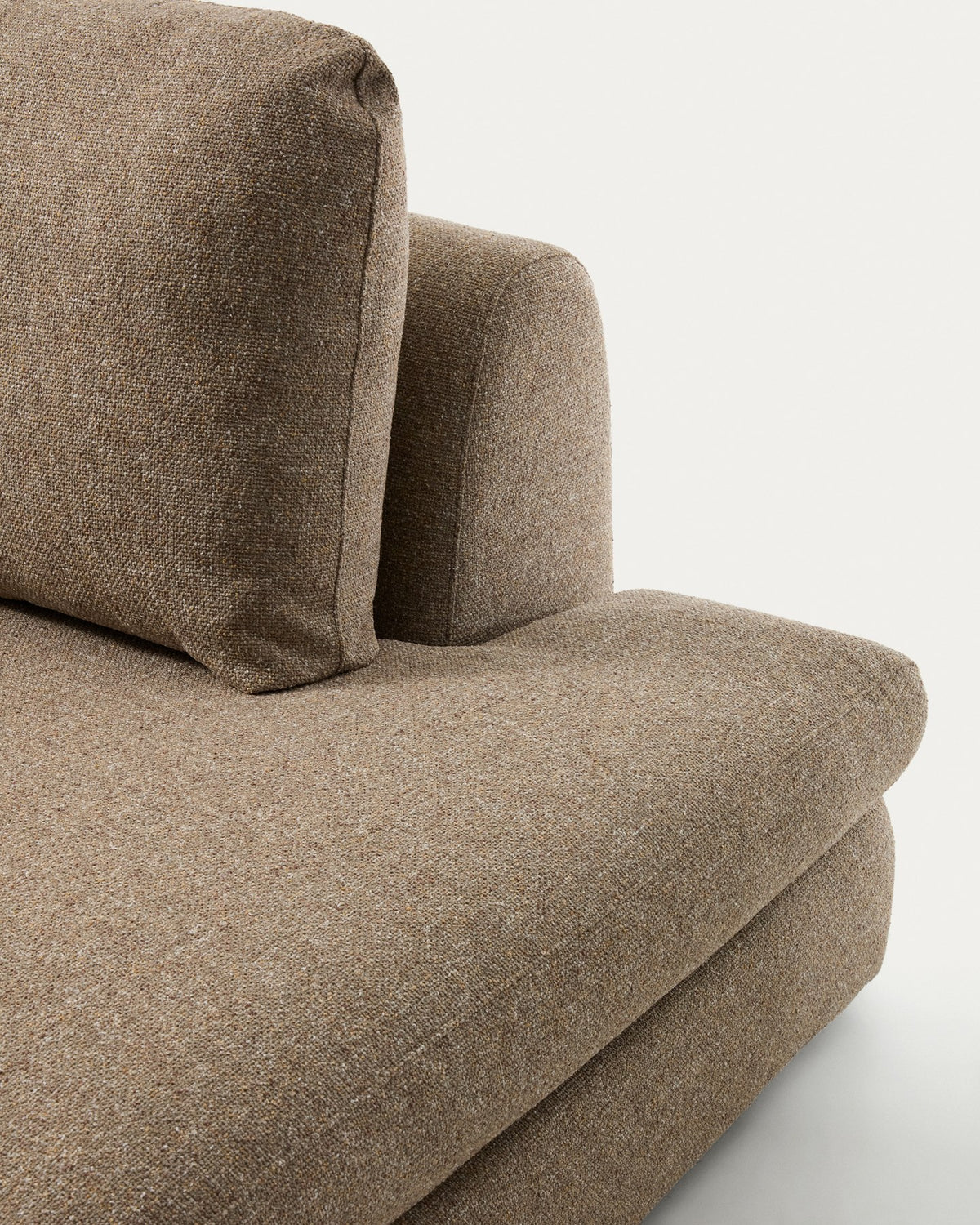 Hellbraunes 4-Sitzer Sofa Vera mit Randmodul rechts, texturierter Gewebebezug, abgerundete Armlehnen und niedriges Gestell auf Beinen.