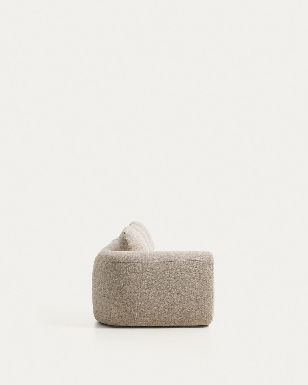 Beiges Sofa Vera mit vier Sitzplätzen und Randmodul rechts, gepolstert mit strukturiertem Gewebe, schwarzen Kunststoffbeinen und niedrigem Gestell.