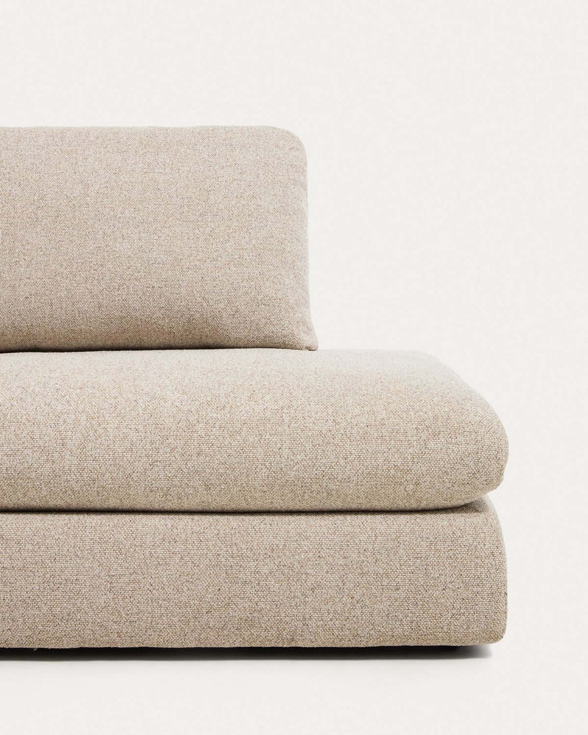 Beiges Sofa Vera mit vier Sitzplätzen und Randmodul rechts, gepolstert mit strukturiertem Gewebe, schwarzen Kunststoffbeinen und niedrigem Gestell.