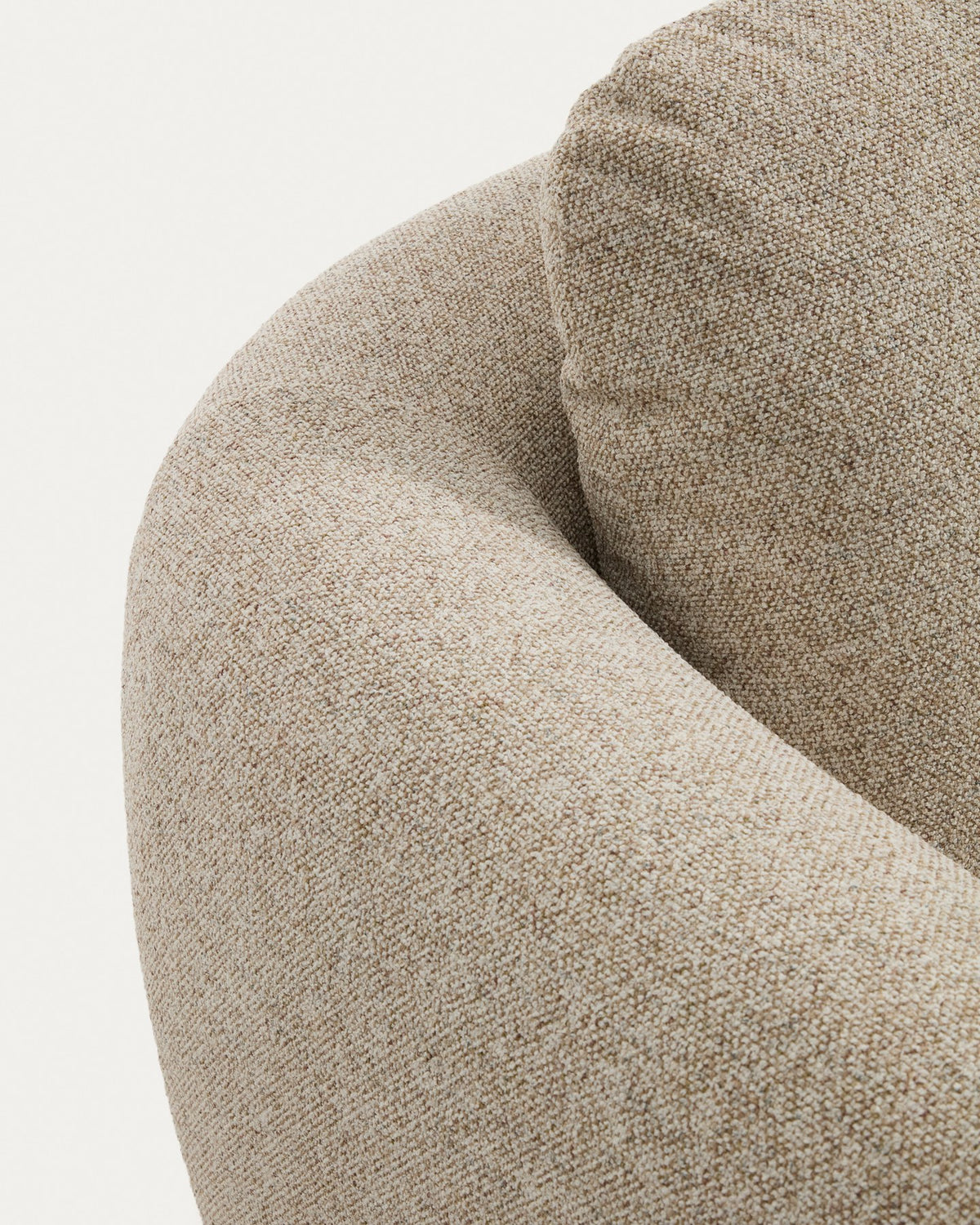 Beiges Sofa Vera mit vier Sitzplätzen und Randmodul rechts, gepolstert mit strukturiertem Gewebe, schwarzen Kunststoffbeinen und niedrigem Gestell.