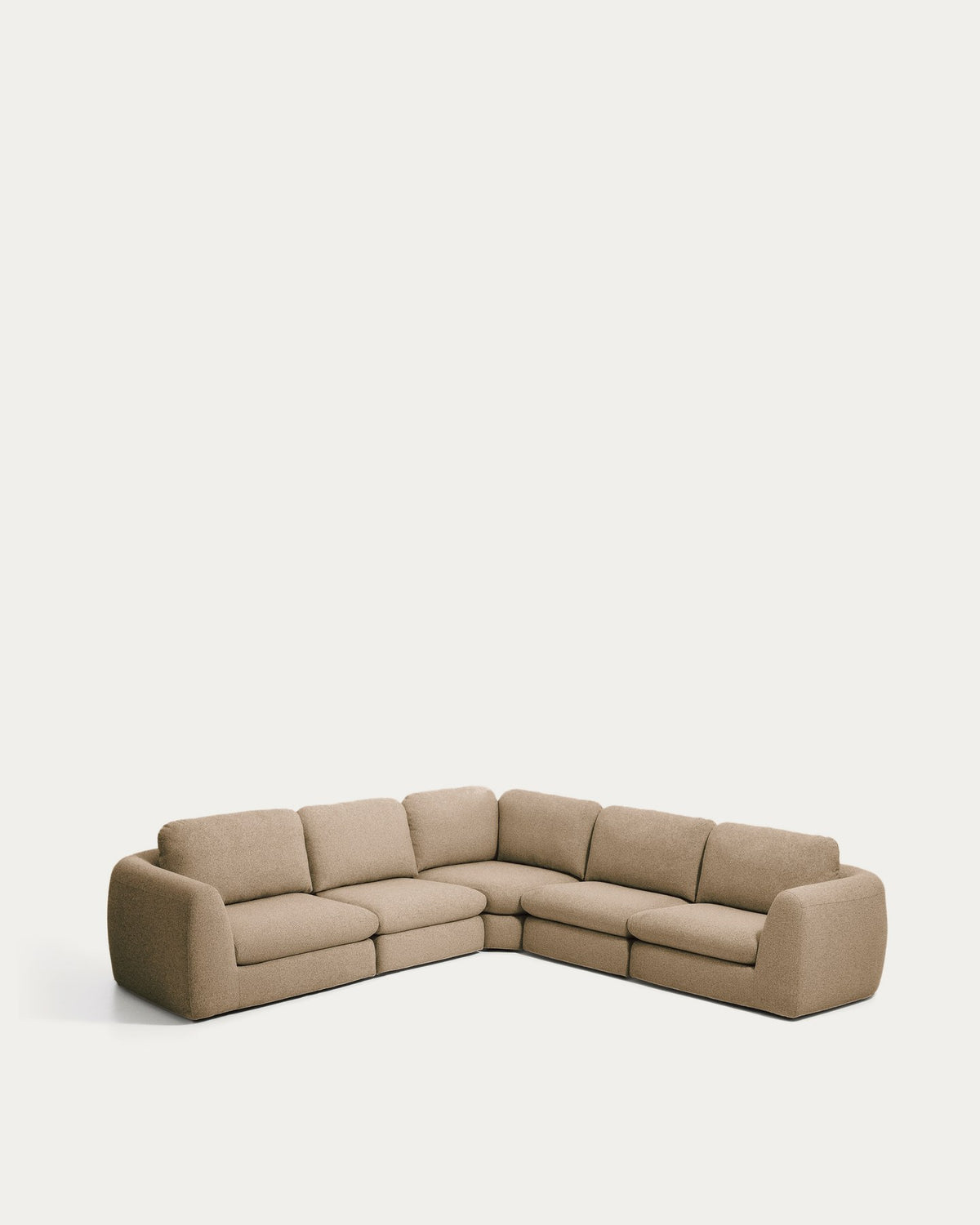 Hellbraunes 5-Sitzer Ecksofa Vera mit gepolsterter Sitzfläche, abgerundeten Armlehnen und Beinen aus Polypropylen, Masse 330x330x87cm.