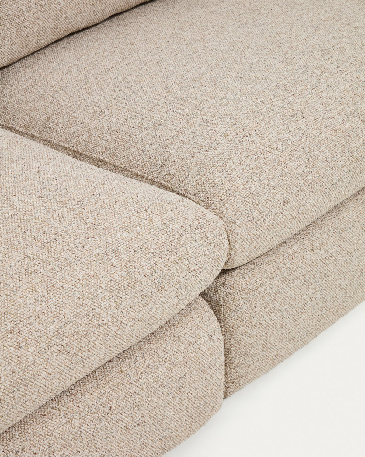 5-Sitzer Ecksofa Vera in Beige mit abgerundeten Armlehnen, strukturiertem Gewebebezug und schwarzen Beinen aus Polypropylen, Frontalansicht.