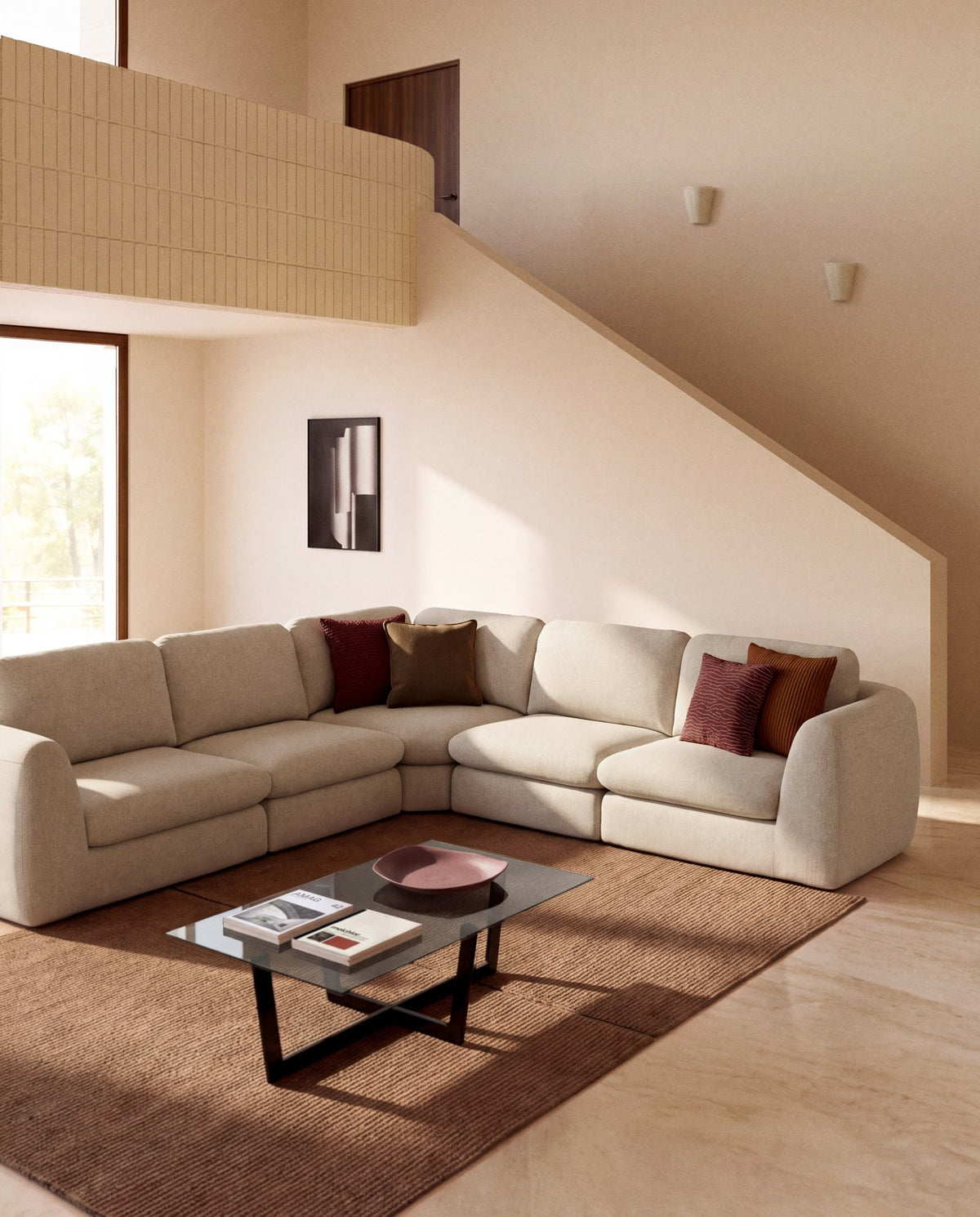 5-Sitzer Ecksofa Vera in Beige mit abgerundeten Armlehnen, strukturiertem Gewebebezug und schwarzen Beinen aus Polypropylen, Frontalansicht.