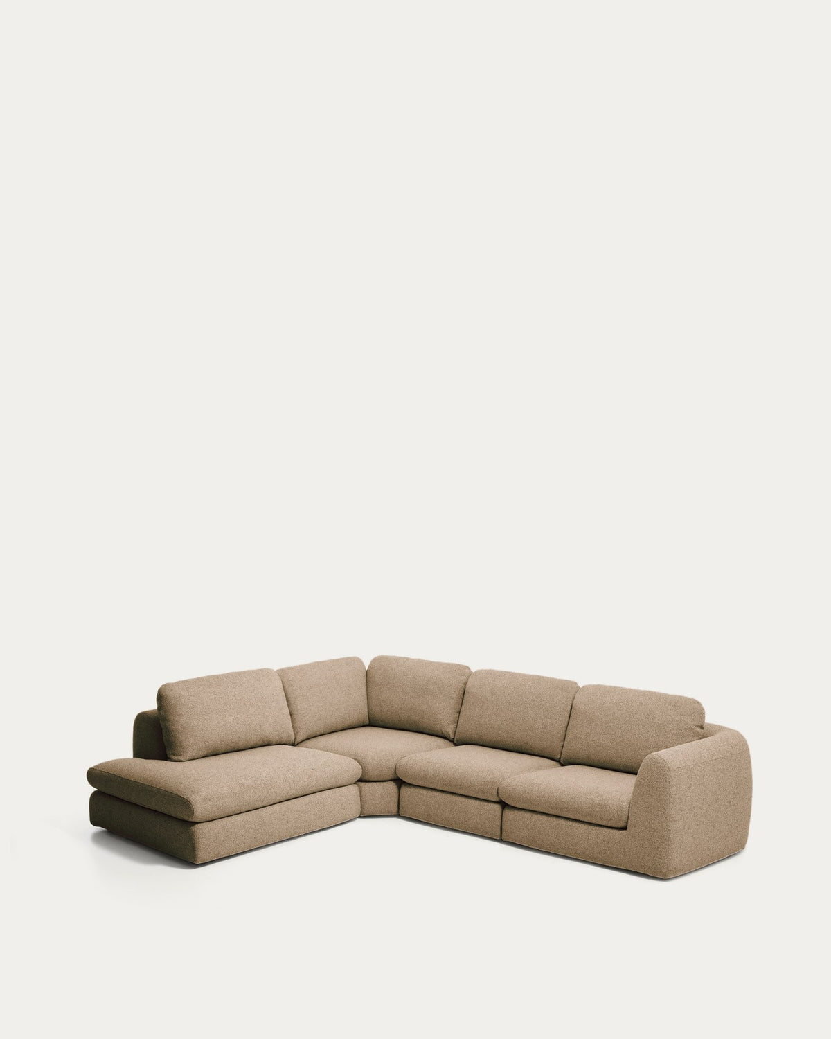 5-Sitzer Ecksofa Vera in Hellbraun mit Randmodul links, Gewebebezug, abgerundeten Armlehnen und niedrigem Holzgestell von Kave Home.