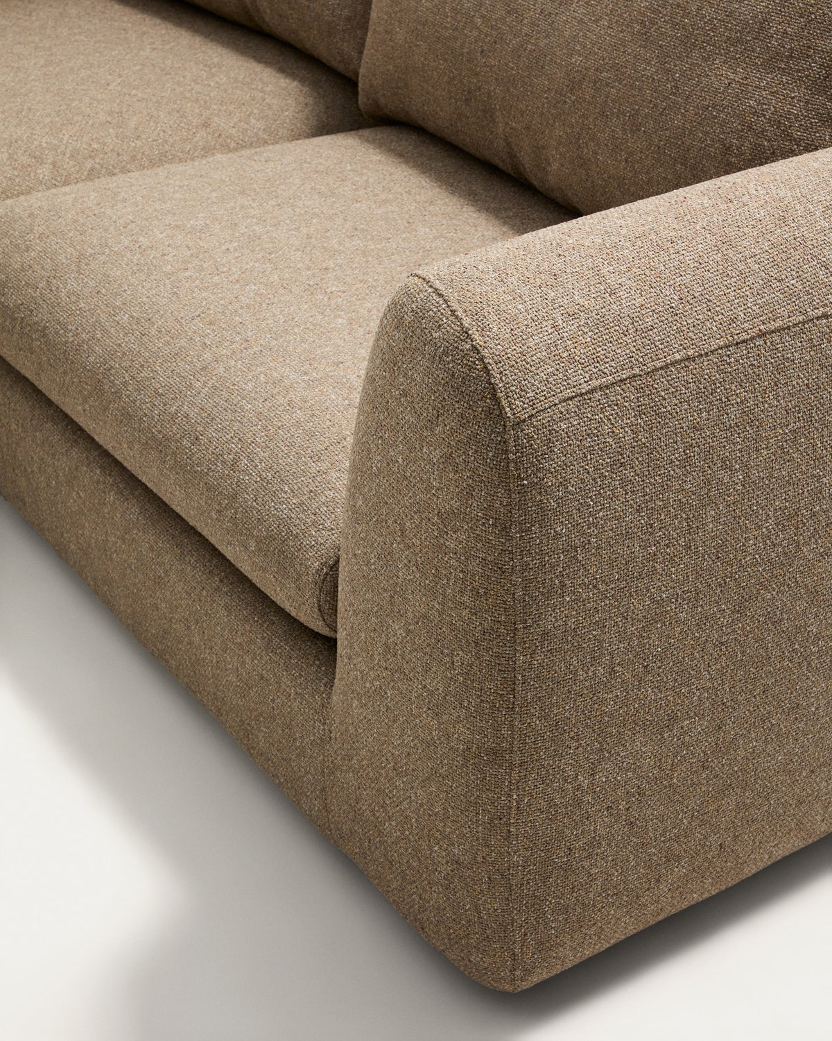 5-Sitzer Ecksofa Vera in Hellbraun mit Randmodul links, Gewebebezug, abgerundeten Armlehnen und niedrigem Holzgestell von Kave Home.