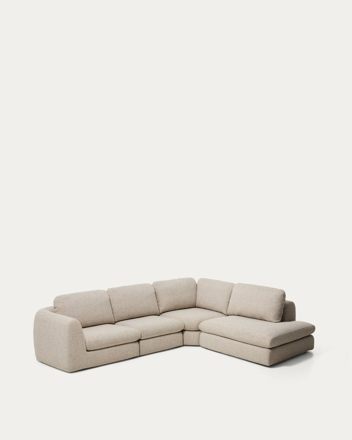 Beiges 5-Sitzer Ecksofa Vera mit Randmodul rechts, Gewebebezug mit grober Struktur, abgerundeten Armlehnen und niedrigem Gestell aus Kiefernholz.