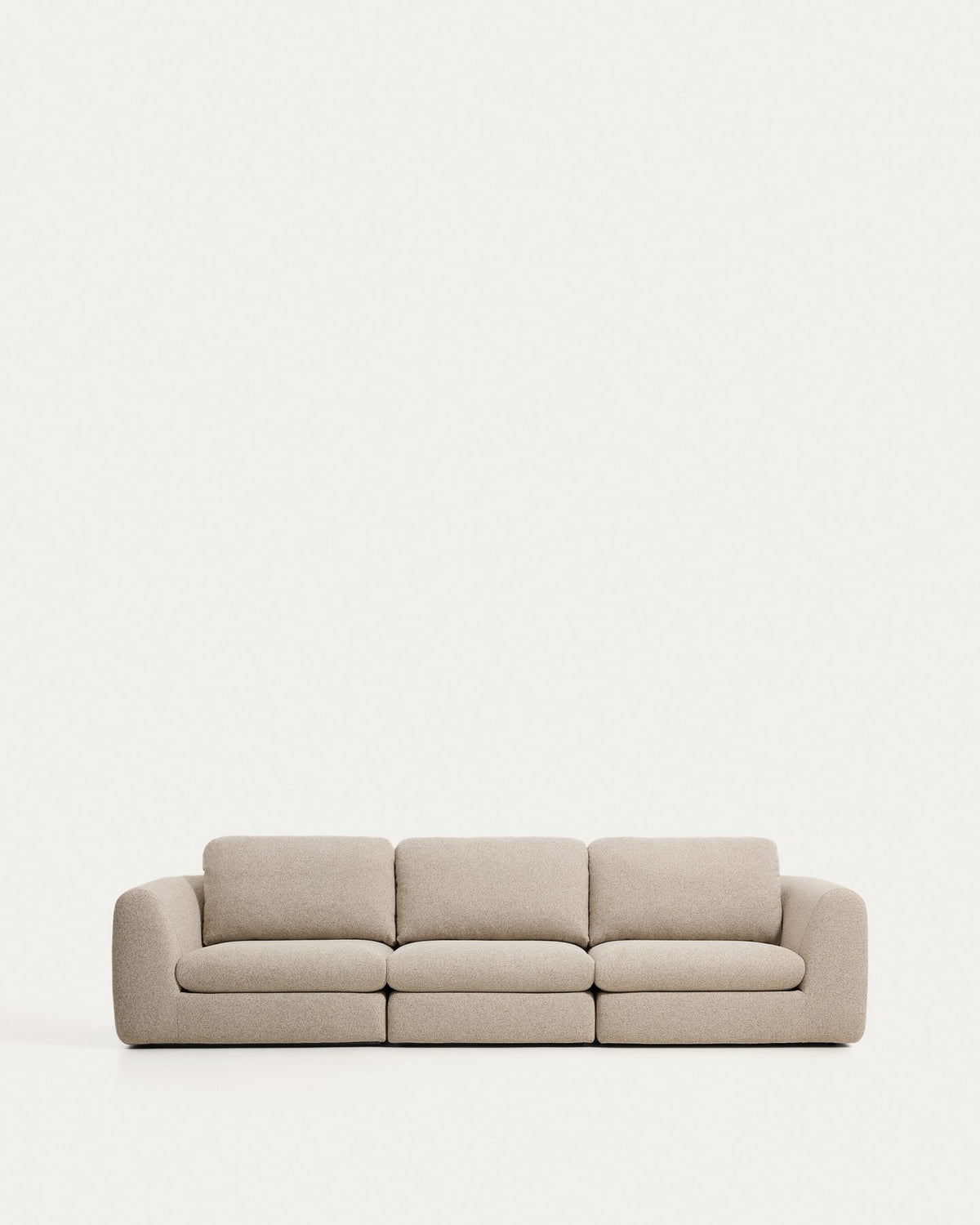 Beiges 4-Sitzer Sofa Vera von Kave Home mit gepolsterten Armlehnen, Kiefernholz-Gestell und schwarzen Kunststoffbeinen, Frontalansicht des Möbelstücks.