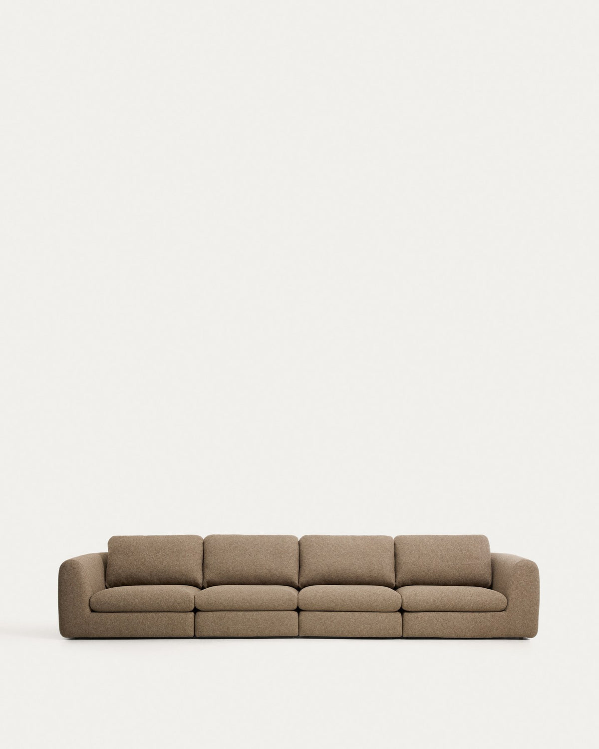 Hellbraunes 6-Sitzer Sofa Vera mit Gewebebezug, abgerundeten Armlehnen und niedrigem Gestell, Länge 410 cm, Beine aus Polypropylen.