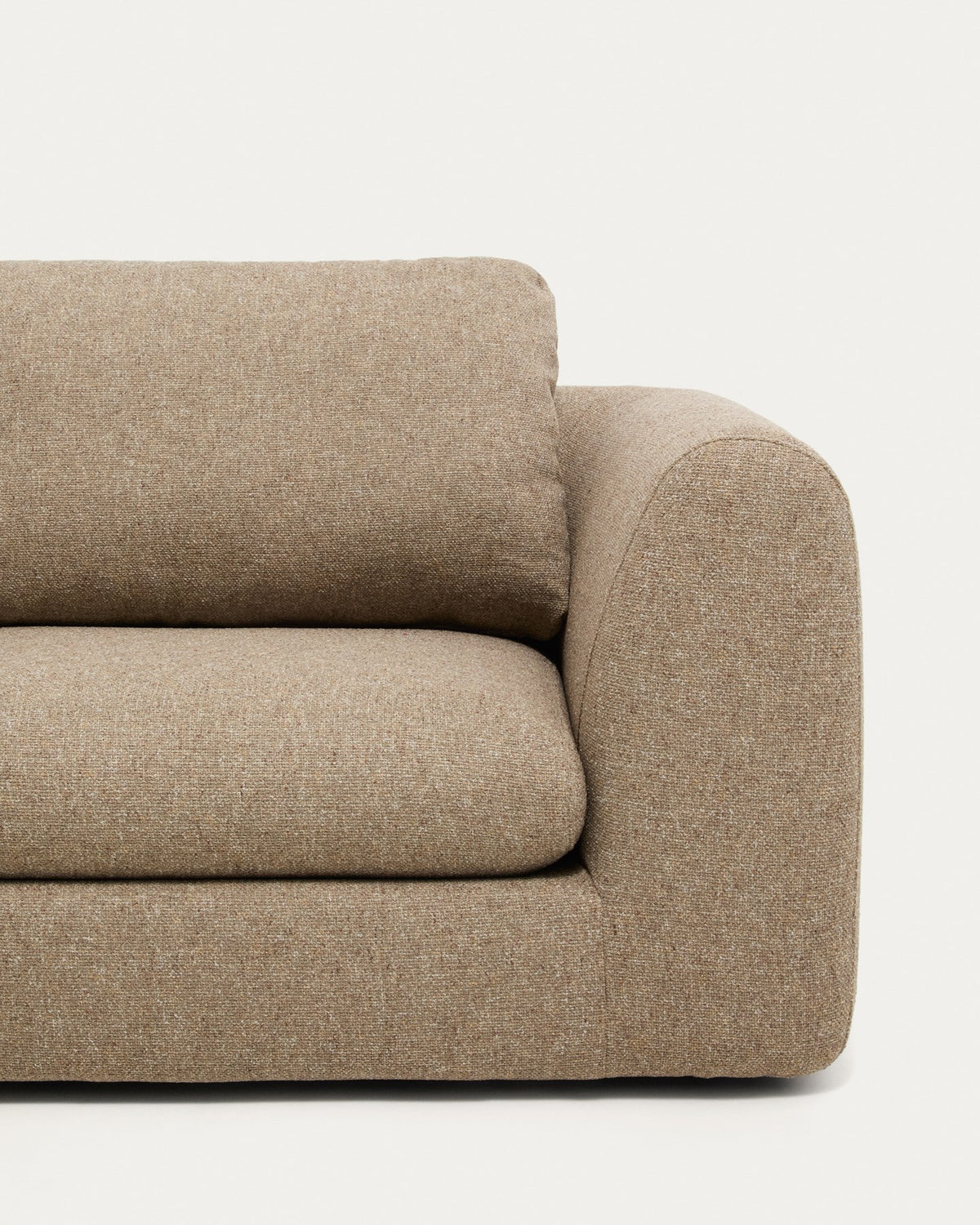 Hellbraunes 6-Sitzer Sofa Vera mit Gewebebezug, abgerundeten Armlehnen und niedrigem Gestell, Länge 410 cm, Beine aus Polypropylen.