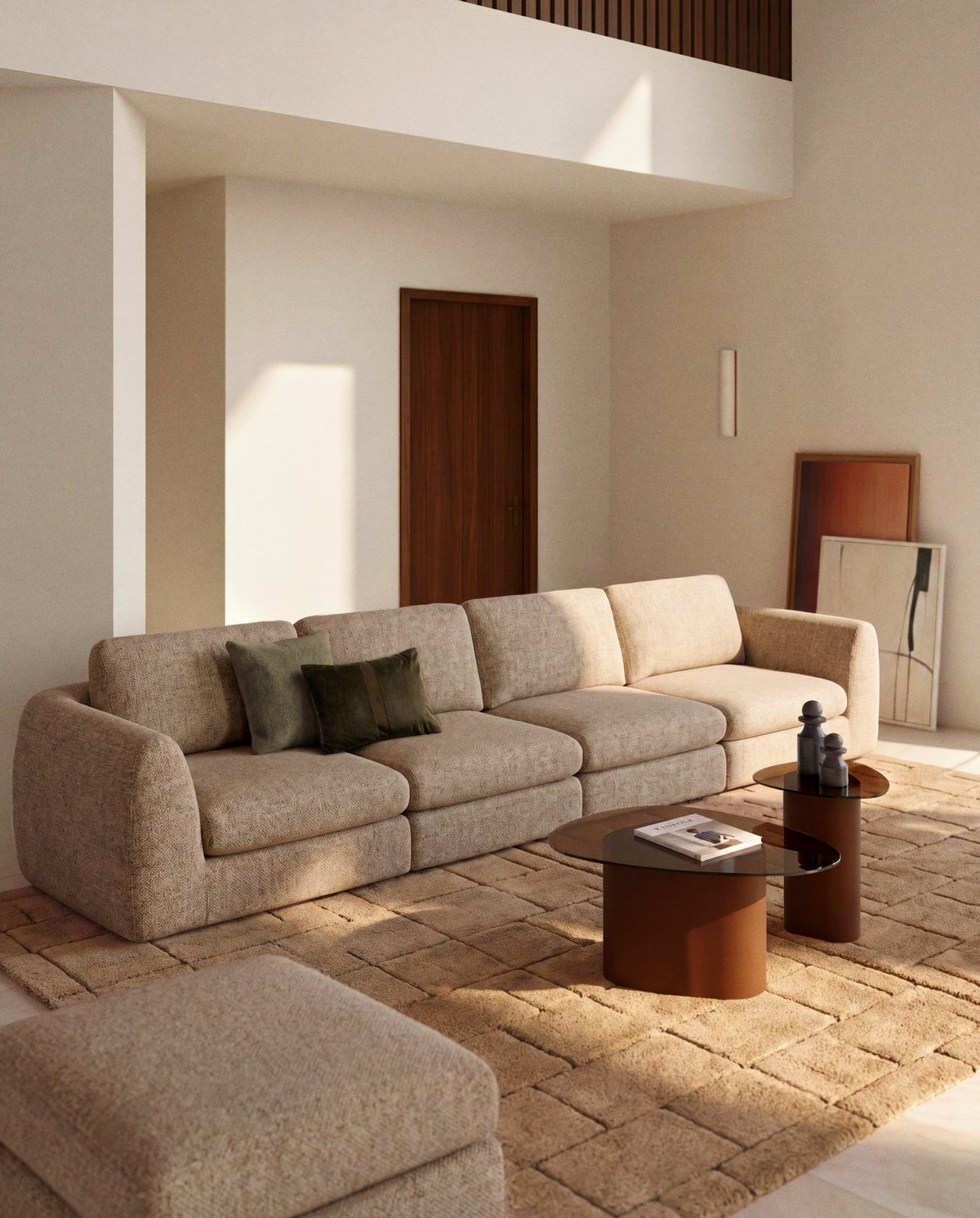 Hellbraunes 6-Sitzer Sofa Vera mit Gewebebezug, abgerundeten Armlehnen und niedrigem Gestell, Länge 410 cm, Beine aus Polypropylen.