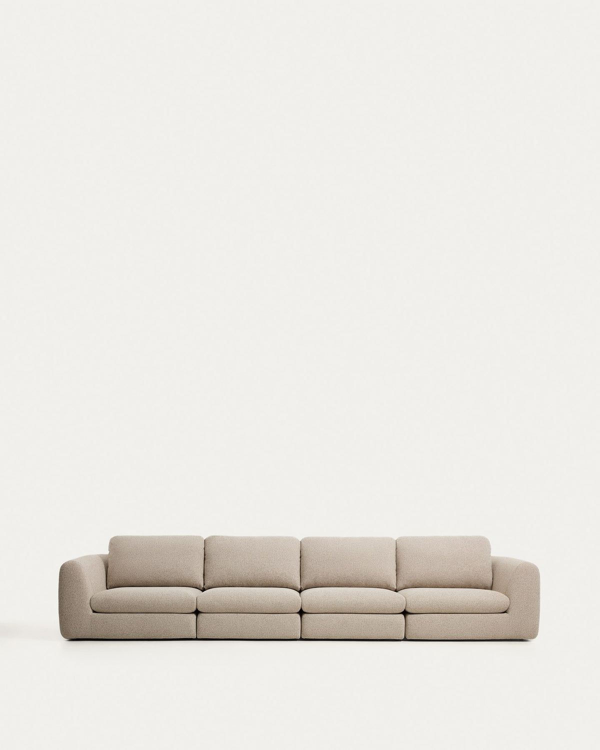 6-Sitzer Sofa Vera in Beige, 410 cm breit, mit gepolsterten Armlehnen, schwarzen Kunststoffbeinen und grobstrukturiertem Gewebebezug.